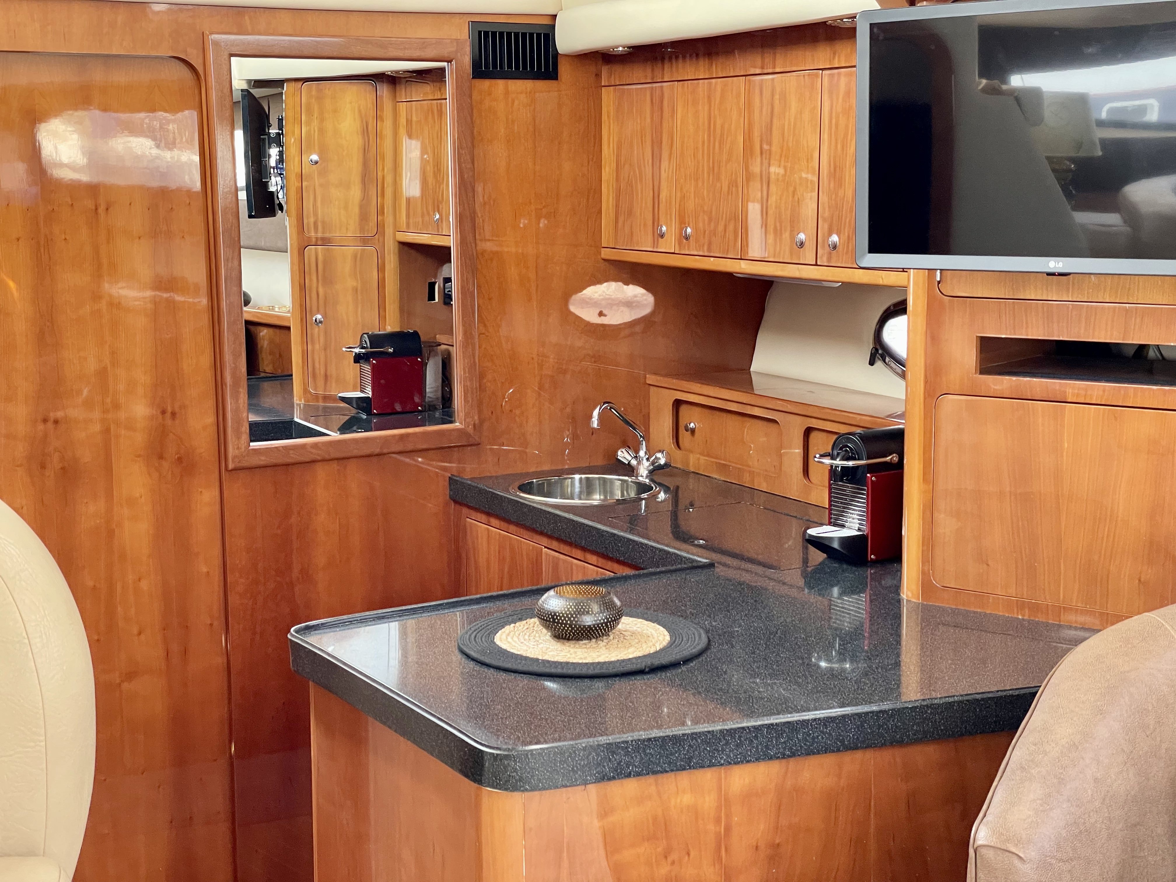 Lady B - Motor Yacht in Mpenitses