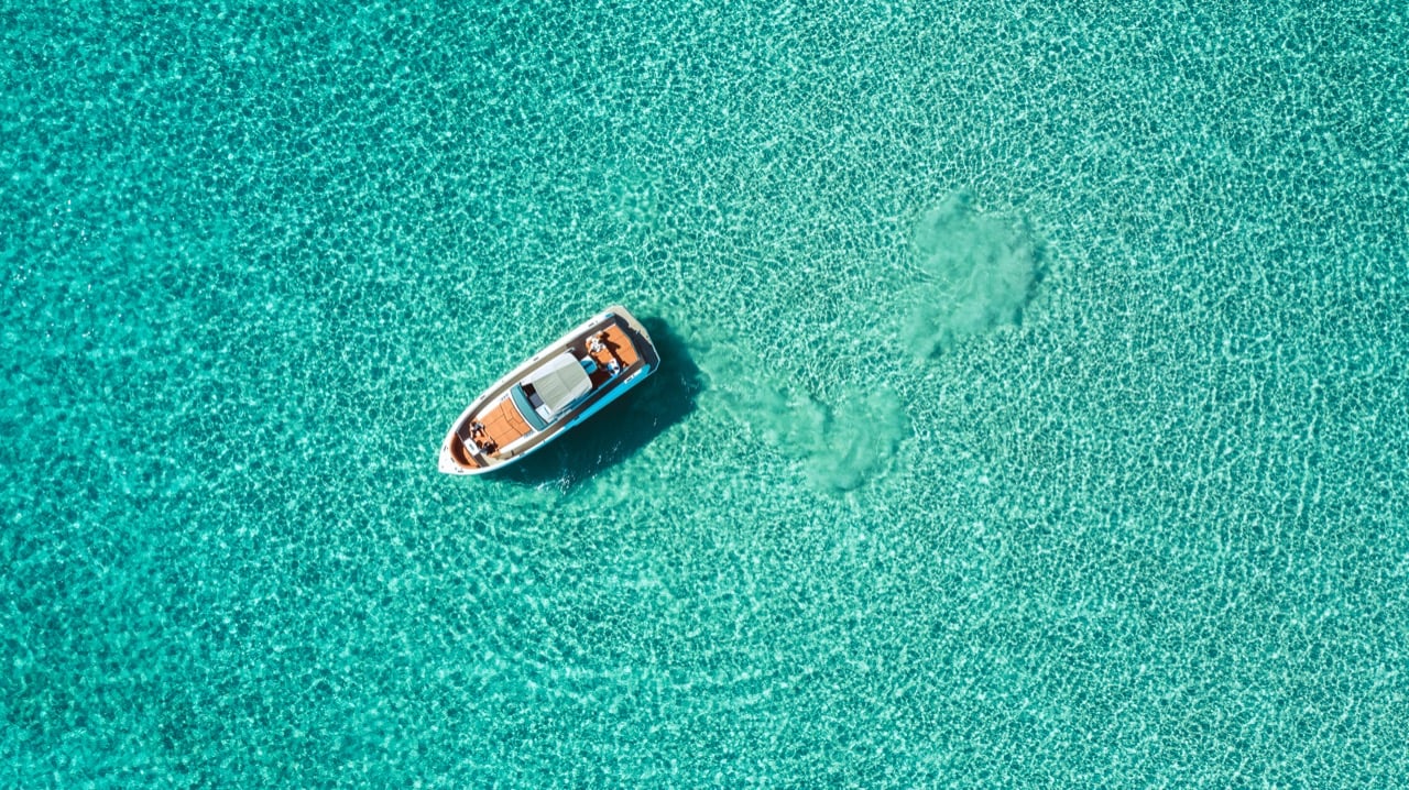 Placebo - Motor Yat içinde Mpenitses