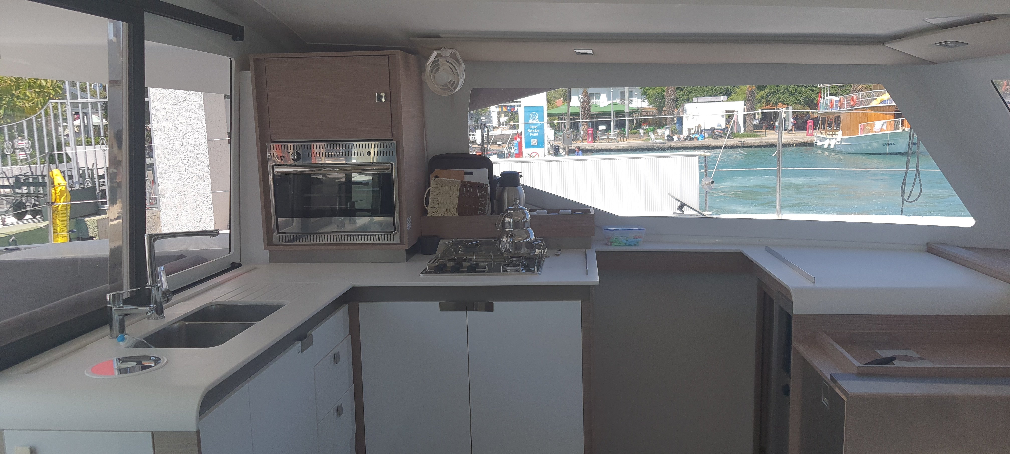 Ares X - Katamaran içinde Adaköy