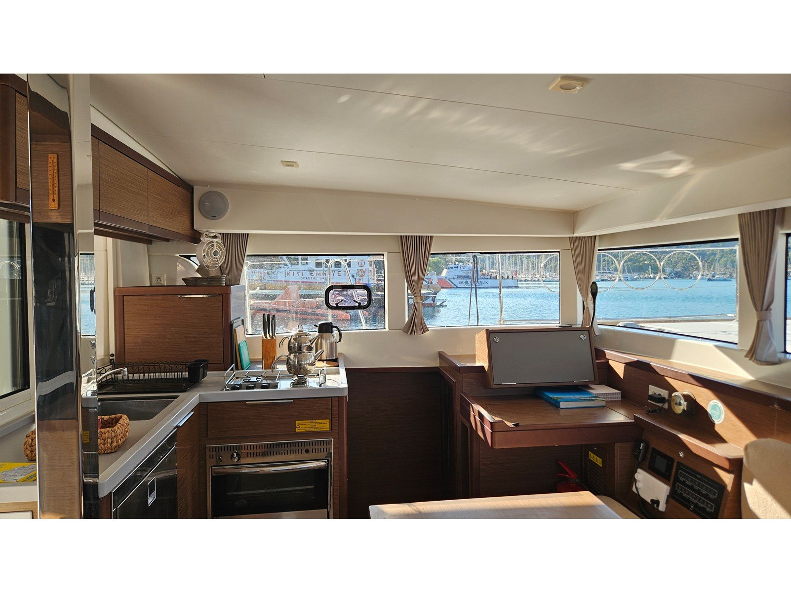 Mithra - Katamaran içinde Karagözler