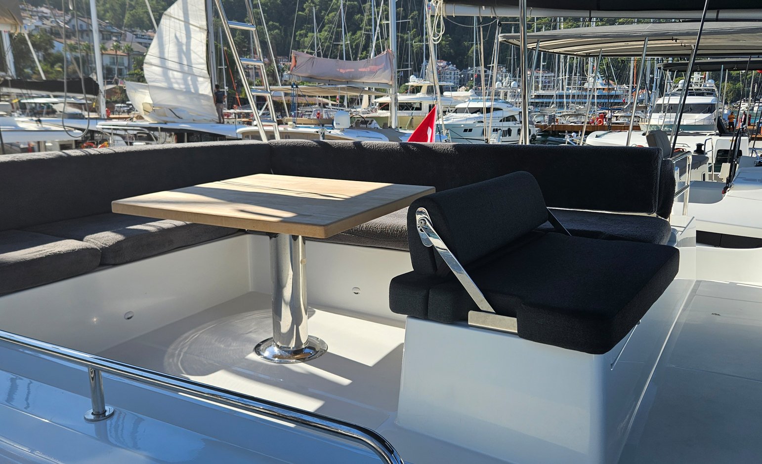 Libre - Katamaran içinde Karagözler