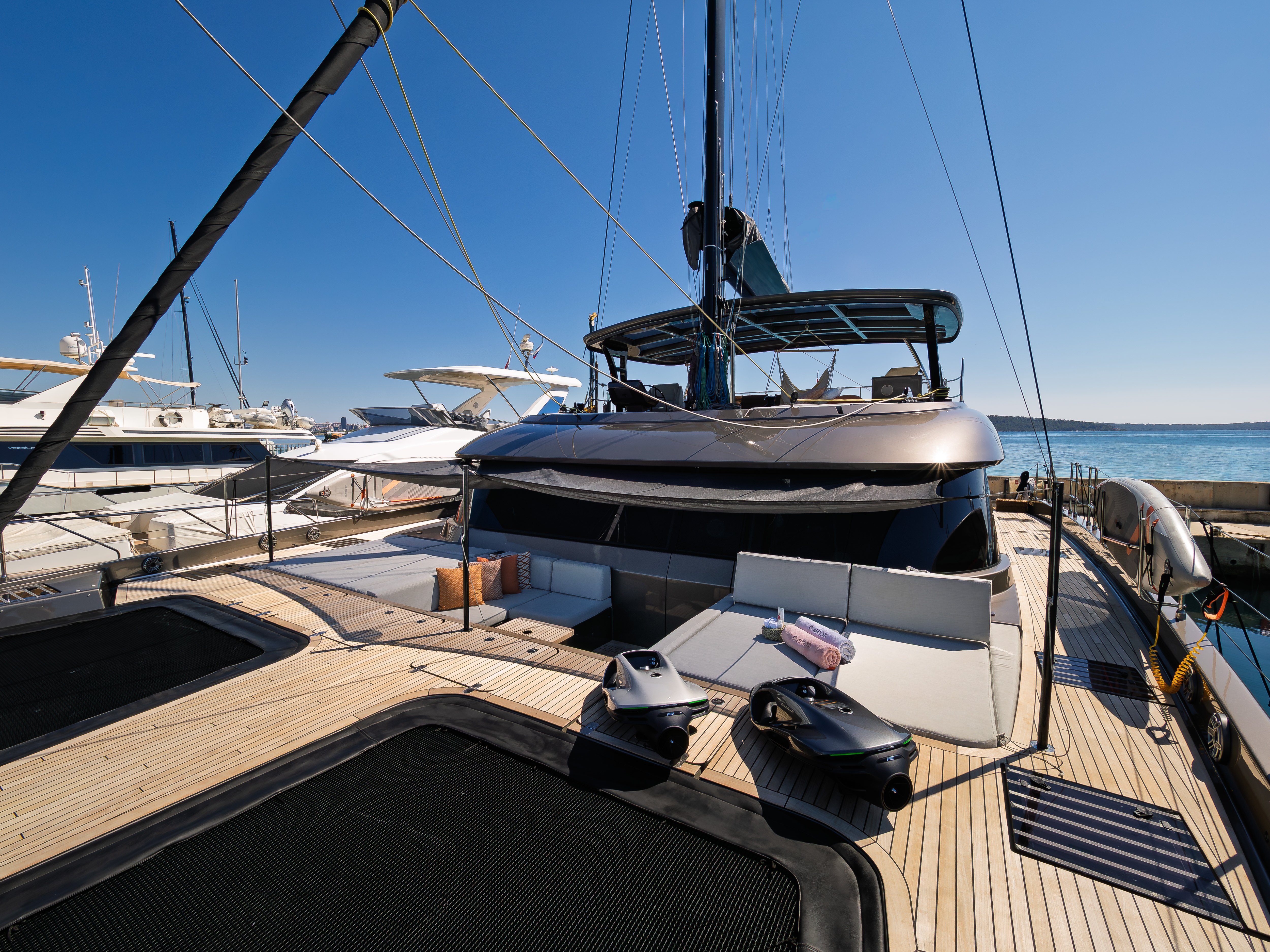 AHALYA - Katamaran içinde Kaštel Gomilica