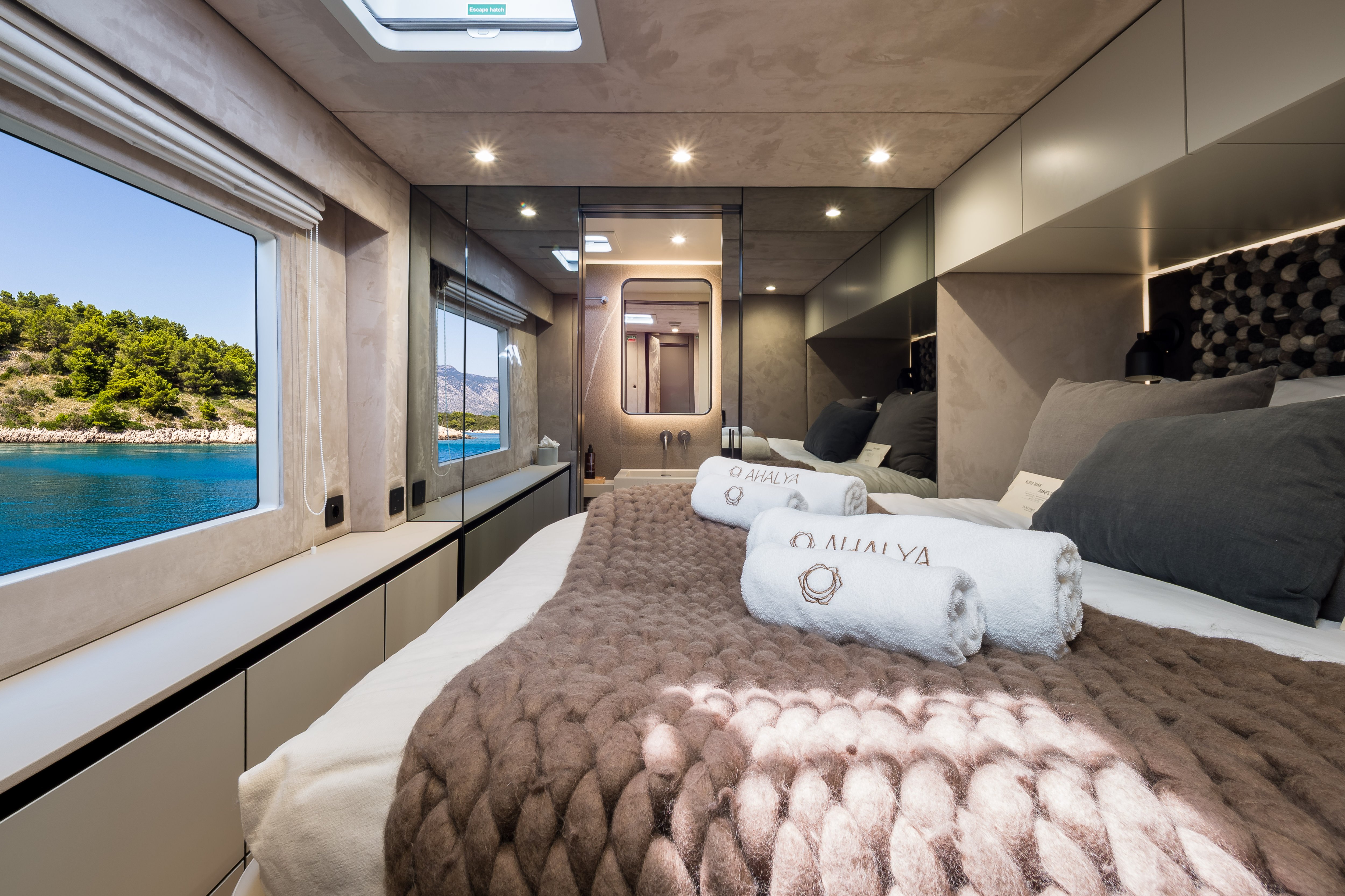 AHALYA - Katamaran içinde Kaštel Gomilica