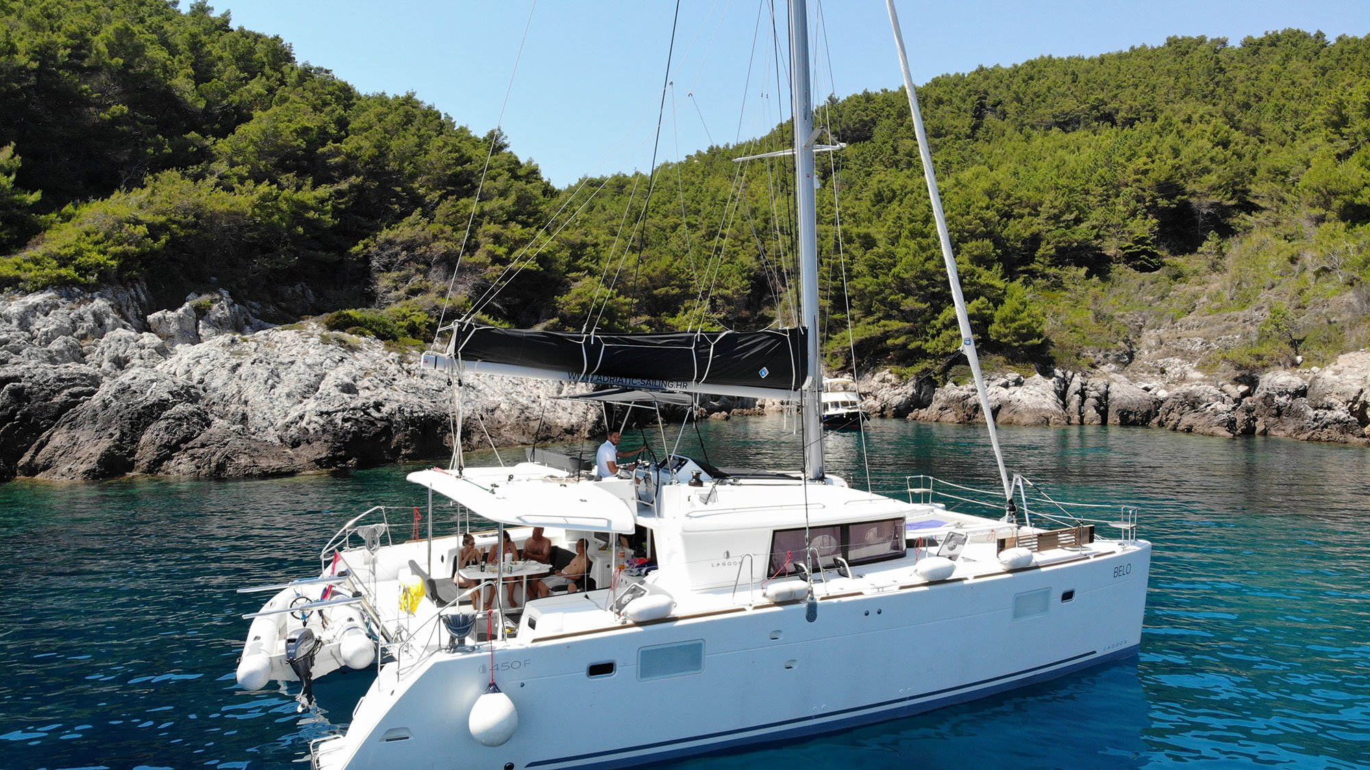 BELO - Catamaran in Kaštel Gomilica