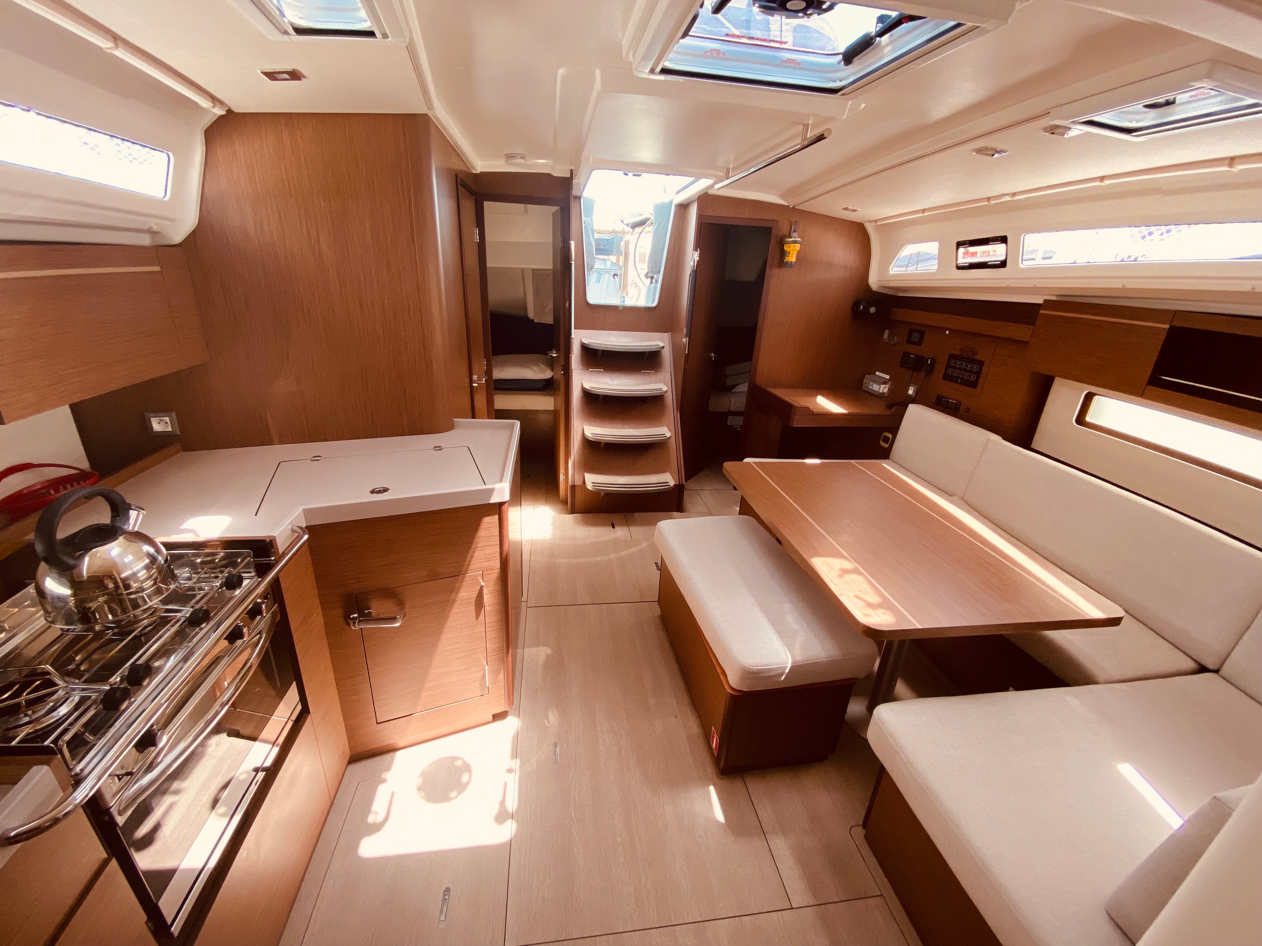 Yello (Pax 10) - Yelkenli içinde Lefkada