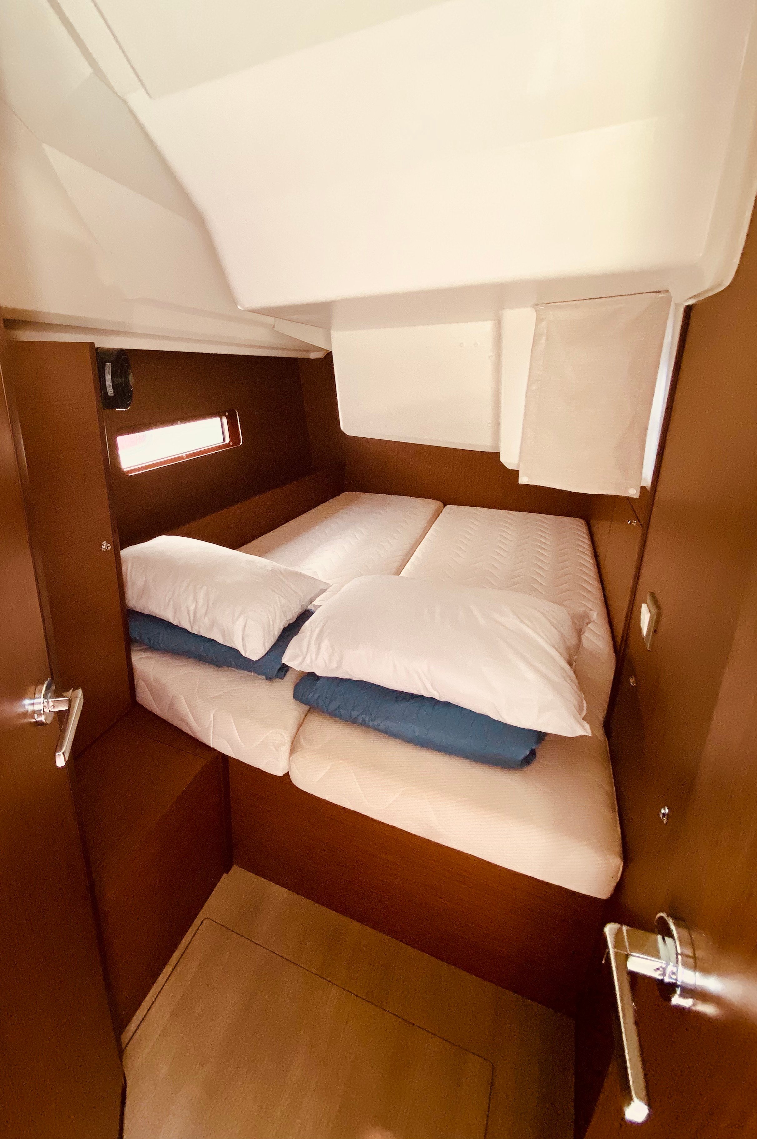 Yello (Pax 10) - Yelkenli içinde Lefkada