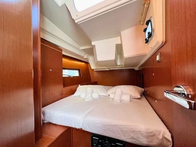 Ostria - Yelkenli içinde Alimos