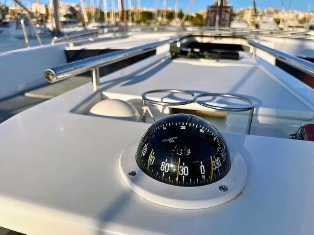 Ostria - Yelkenli içinde Alimos