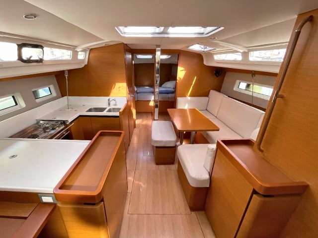 Ikalos - Yelkenli içinde Alimos