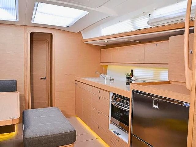 D460-18A - Sailboat in Alimos