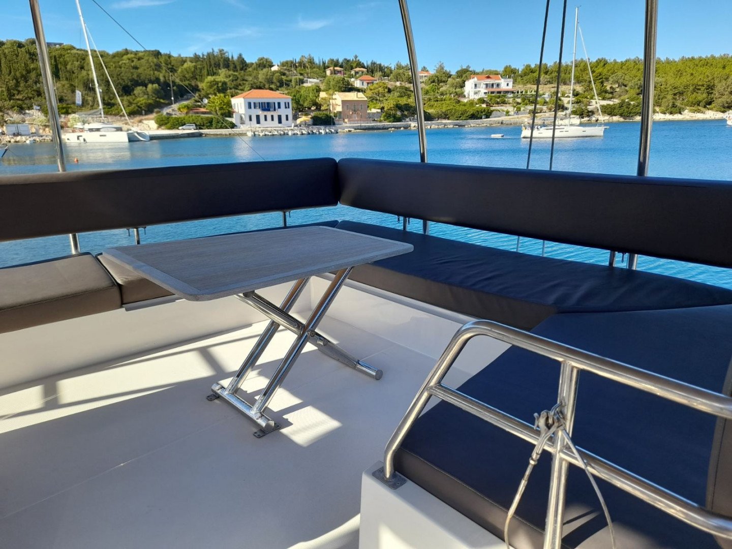 Mira - Katamaran içinde Kontokali