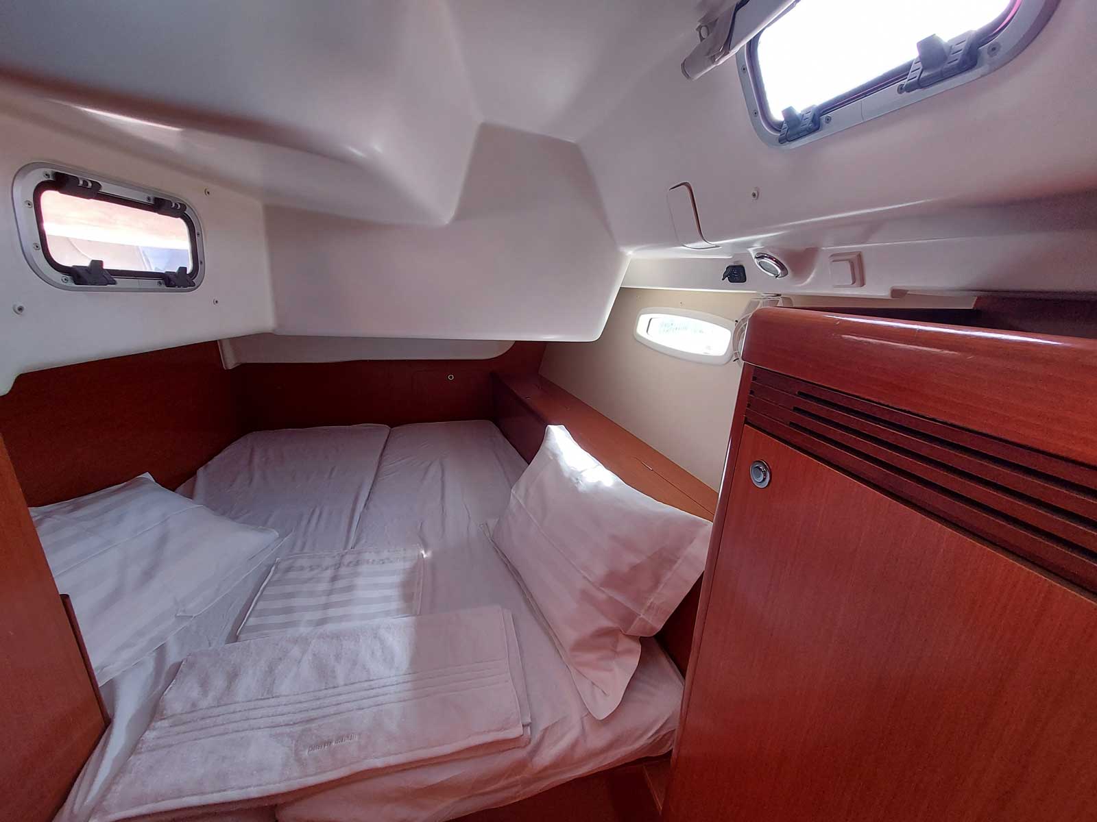 Onar - Sailboat in Kallithea