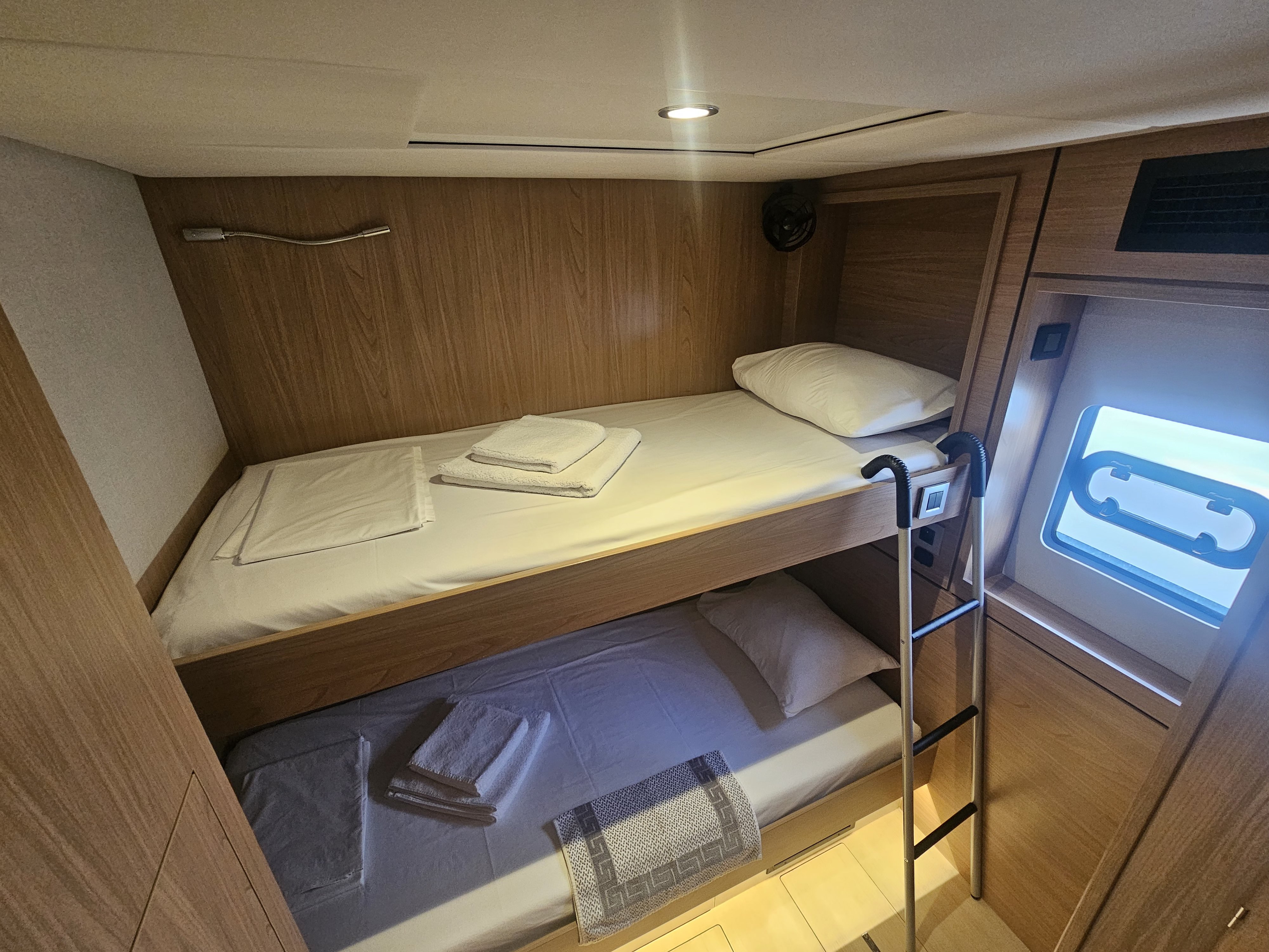 Destiny - Katamaran içinde Alimos