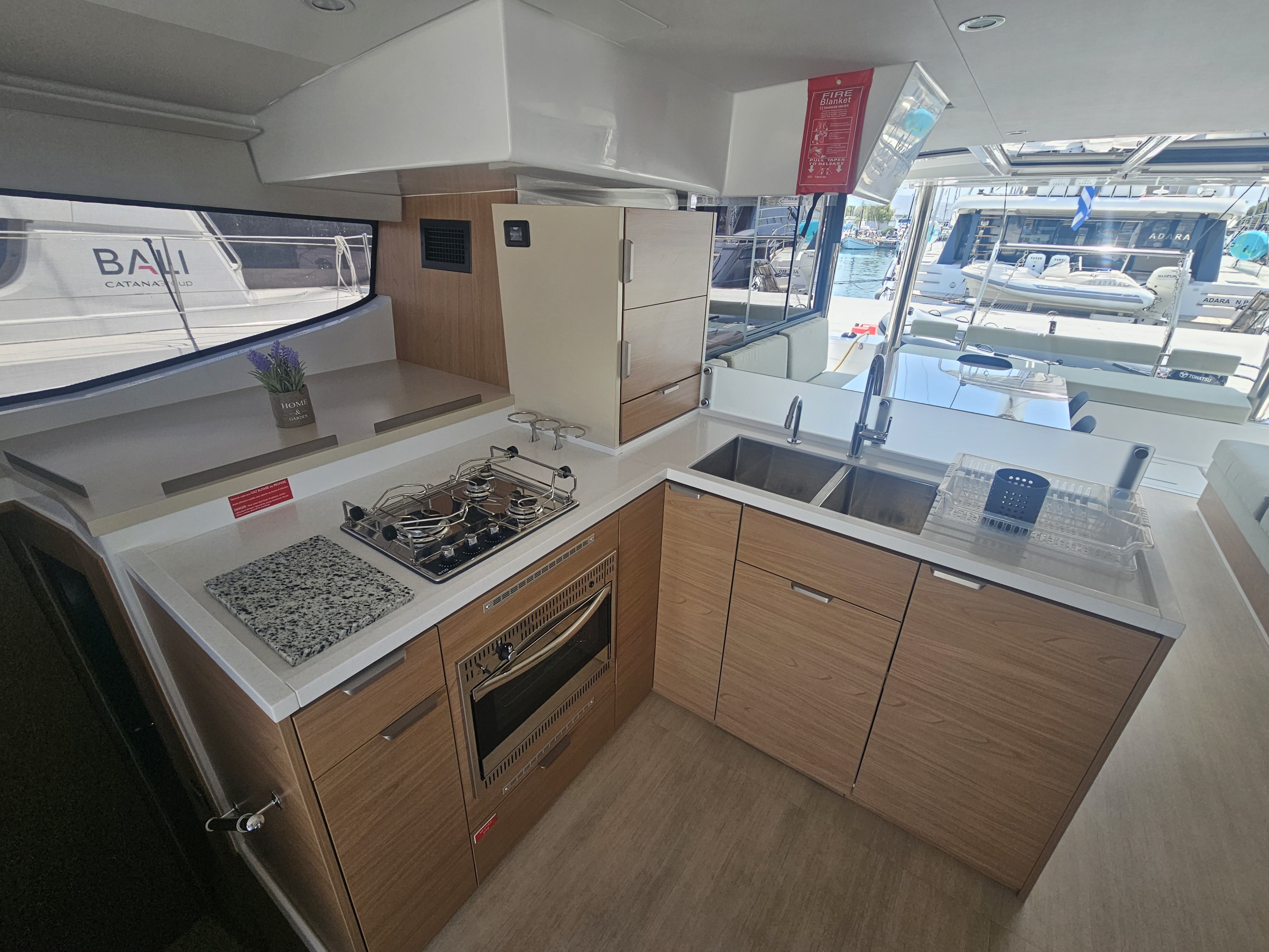 Destiny - Katamaran içinde Alimos