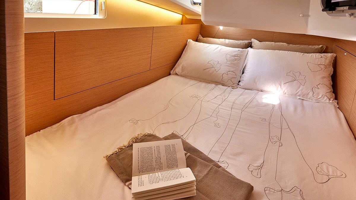 Sunsail 410 Classic - Sailboat in Marina