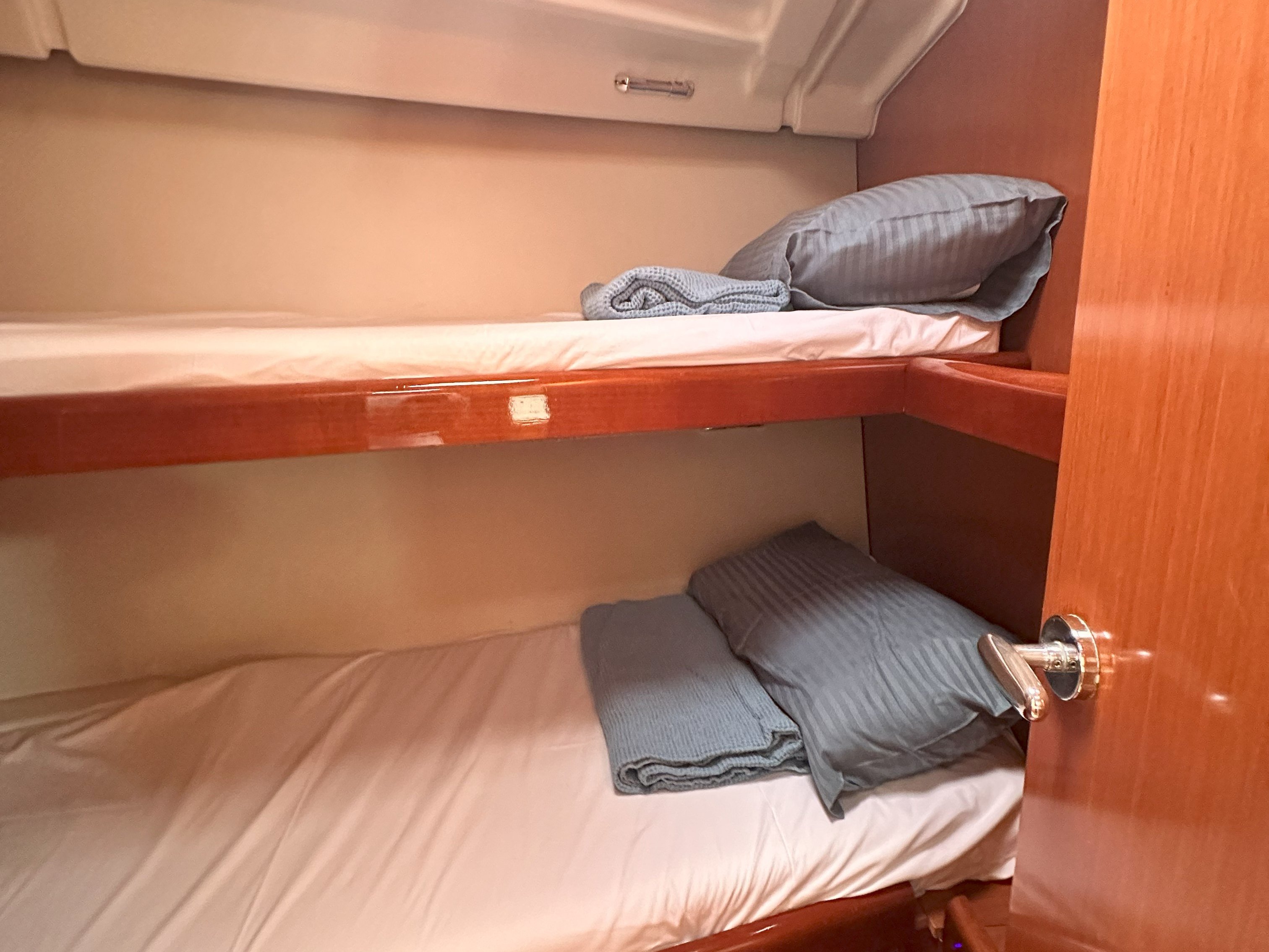 Filadelfo - Yelkenli içinde Karagözler