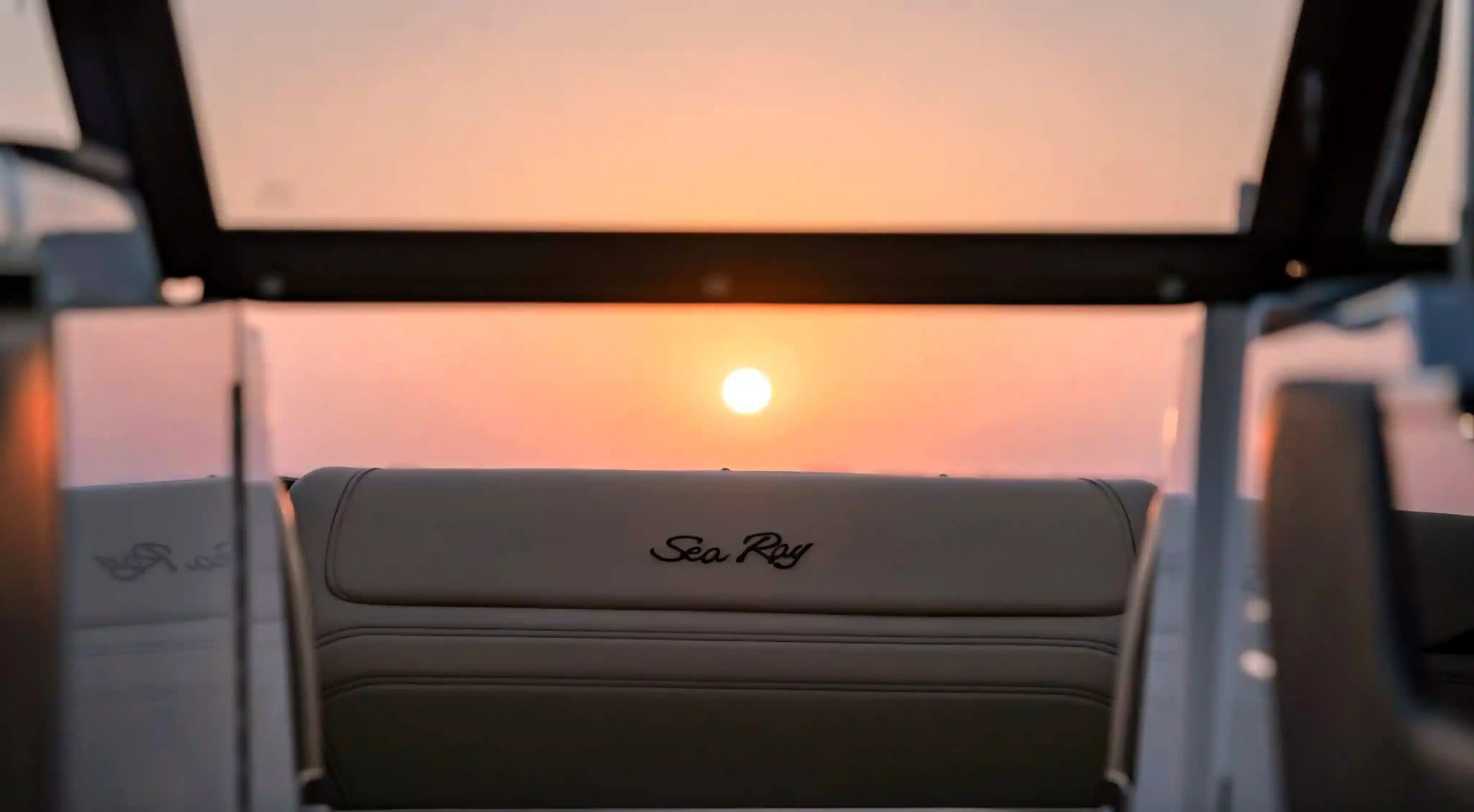 Sea Ray - Motor Yacht in Adamantas