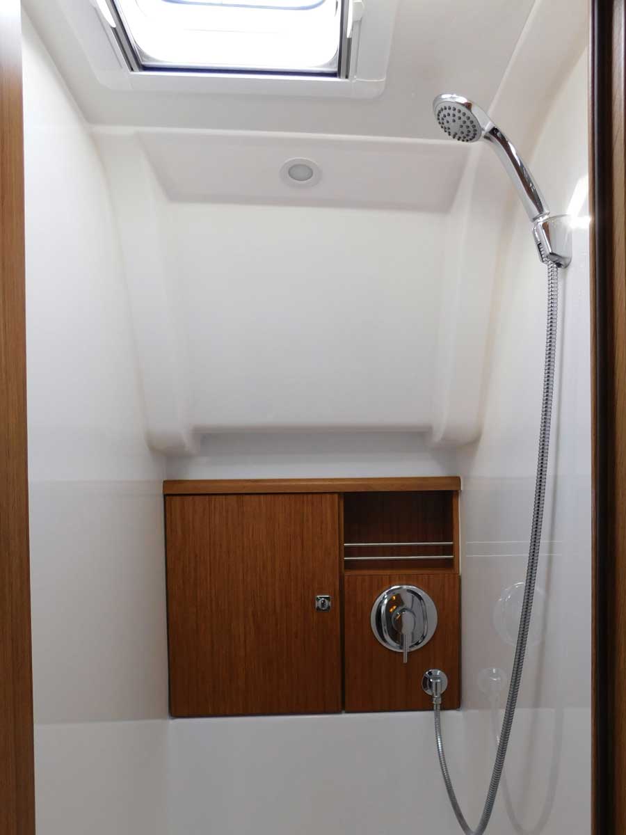 Lina - Yelkenli içinde Kontokali