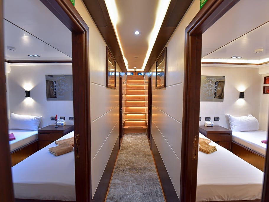 Twin bed cabin lower deck 4 - Motor Yacht in Sharm El Sheikh 2