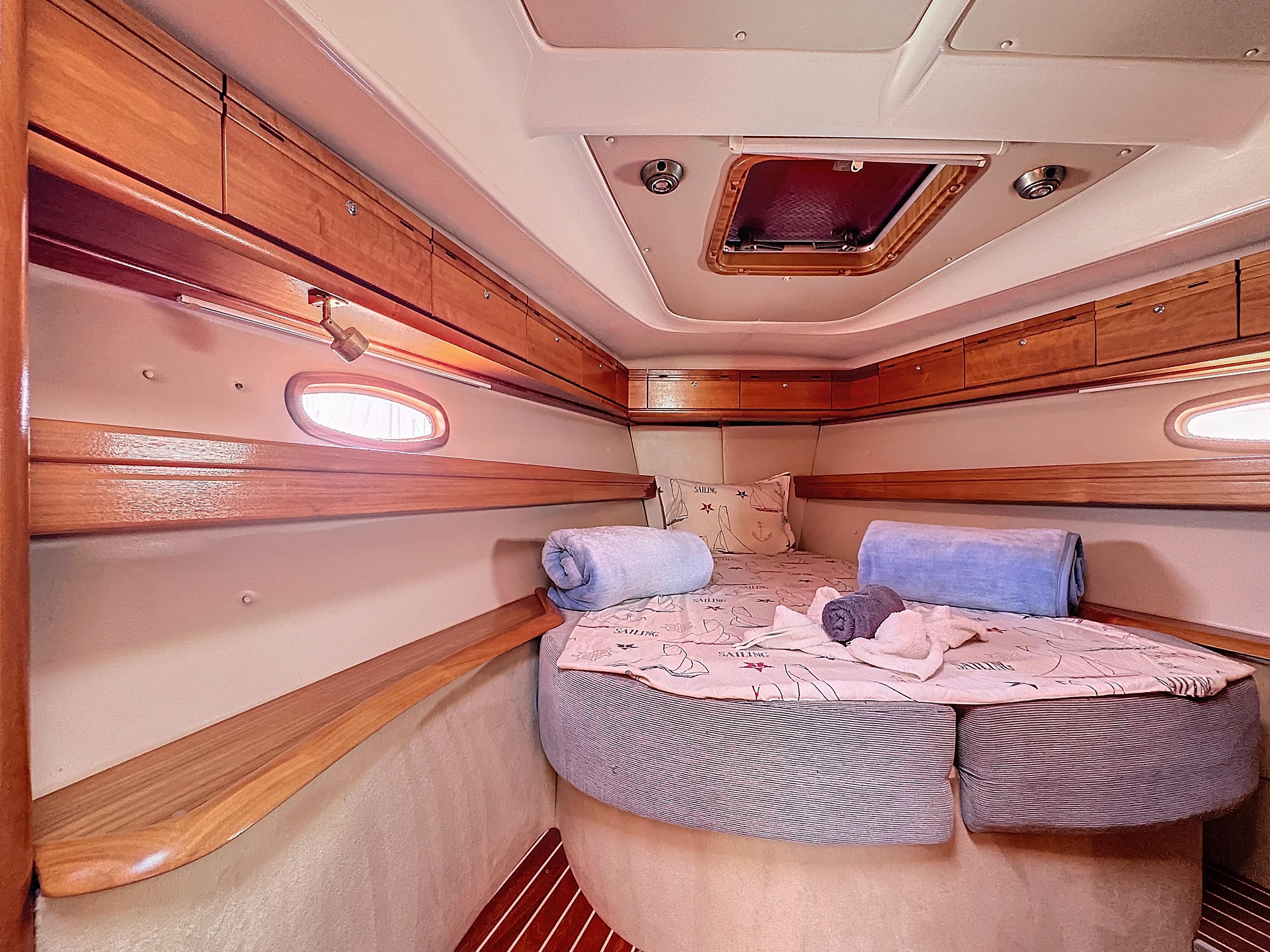 Okeanis - Sailboat in Alimos