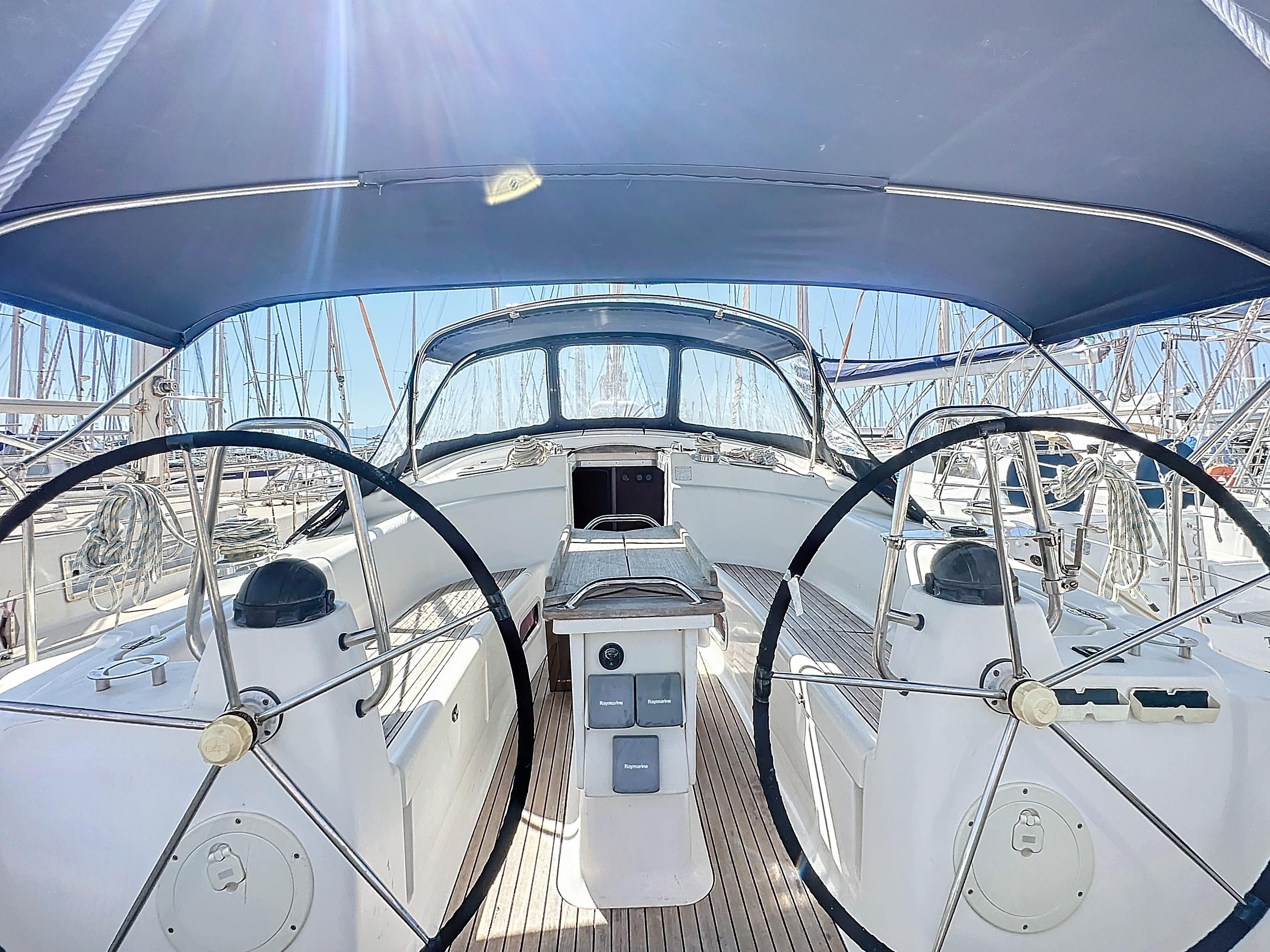 Okeanis - Sailboat in Alimos