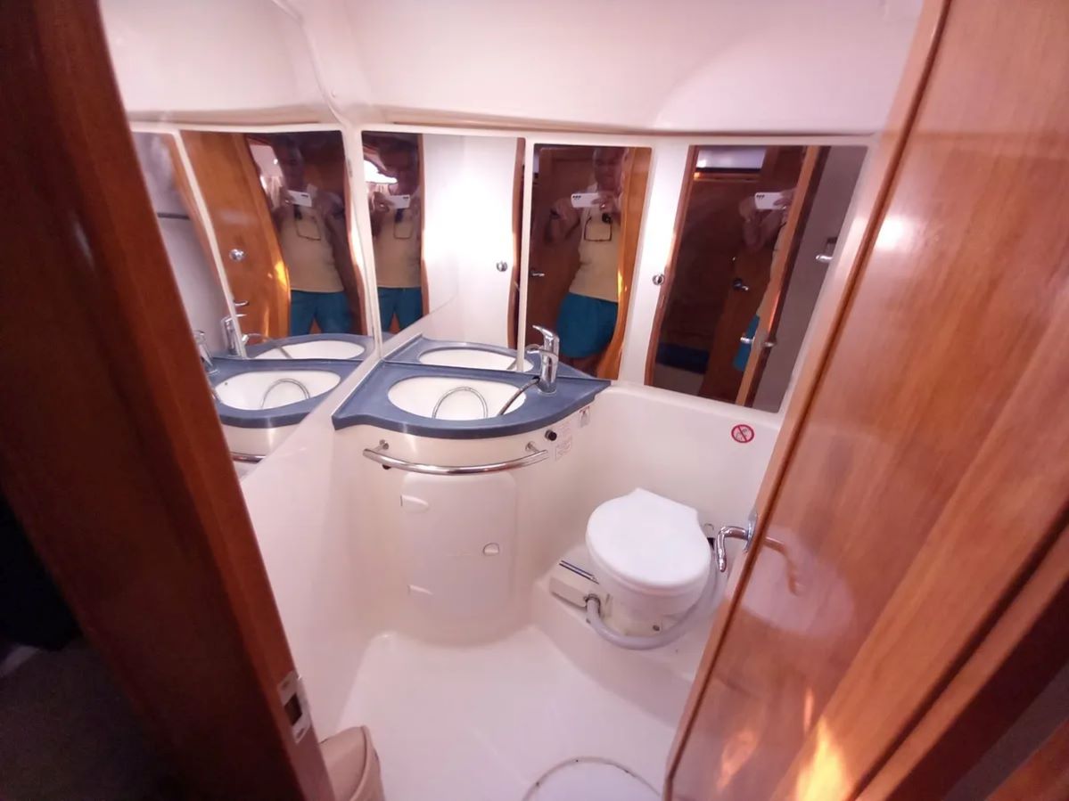 Okeanis - Sailboat in Alimos