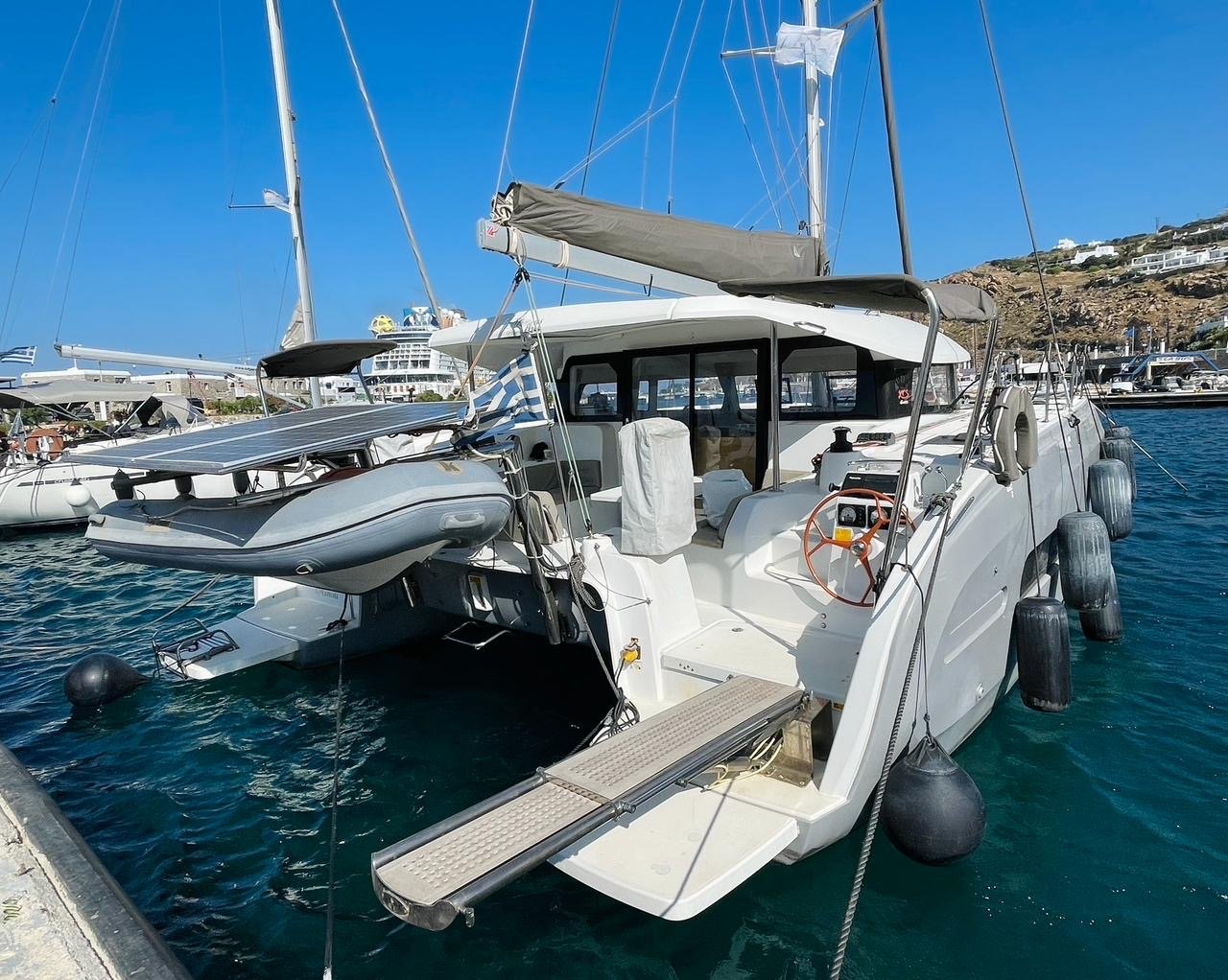 Minoas - Catamaran in Tourlos