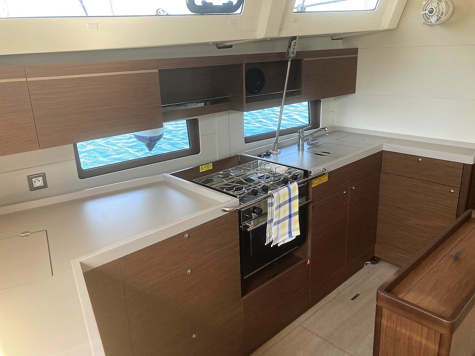 EVI - Yelkenli içinde Alimos