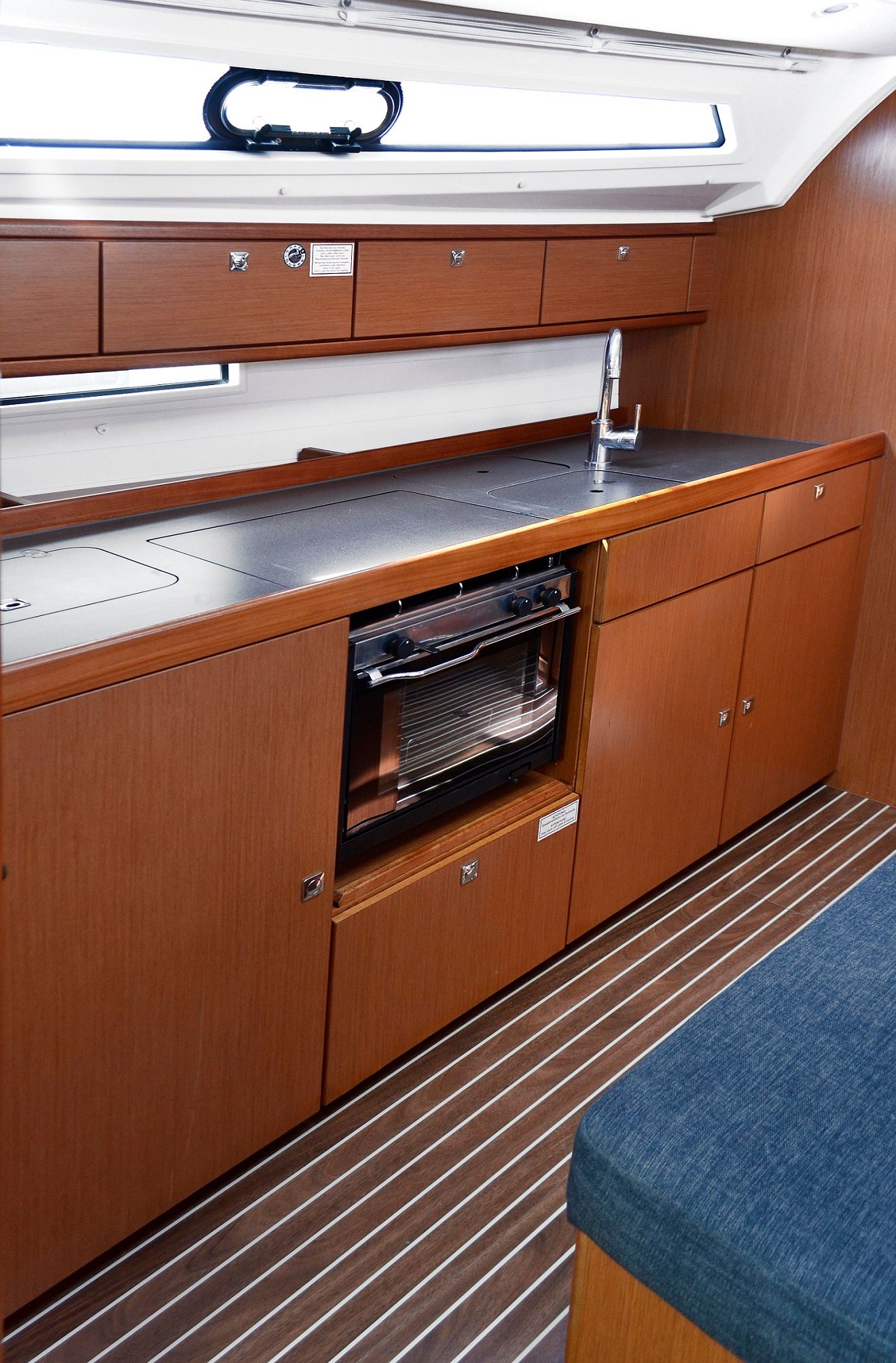 Dioni - Sailboat in Alimos