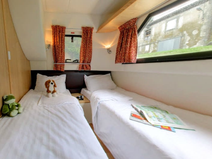 Mystique - Comfort Plus 5 - Motor Yat içinde Surrey