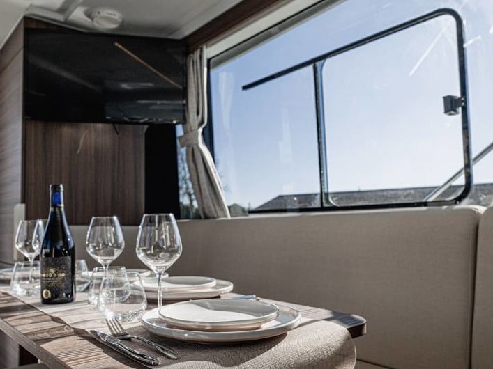 Liberty - Luxury 9 - Motor Yat içinde Saint-Gilles