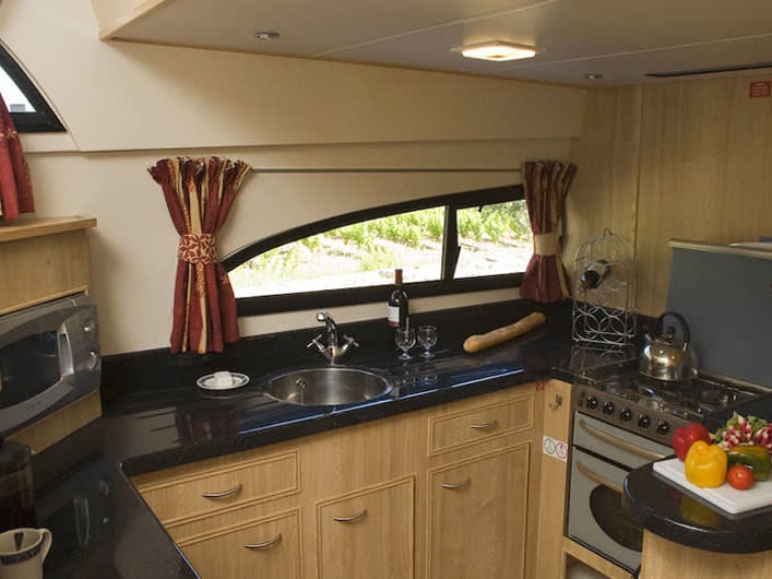 Royal Mystique A - Comfort Plus 14 - Motor Yat içinde Surrey