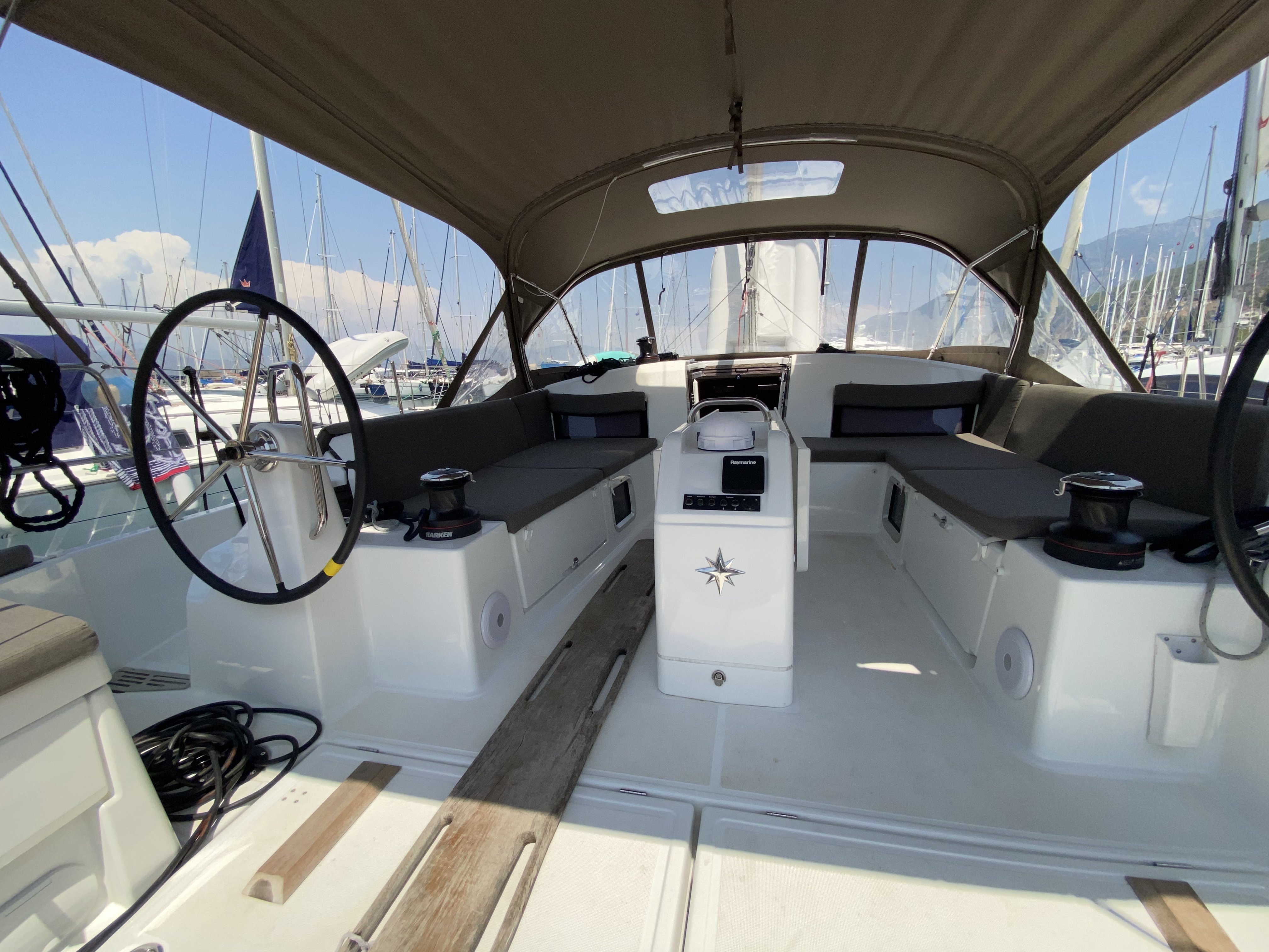 Derya - Yelkenli içinde Karagözler