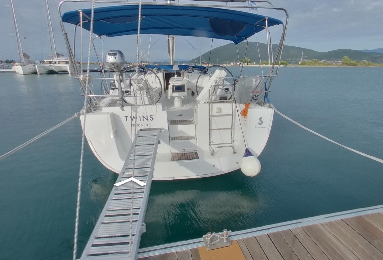 Twins - Yelkenli içinde Lavrio