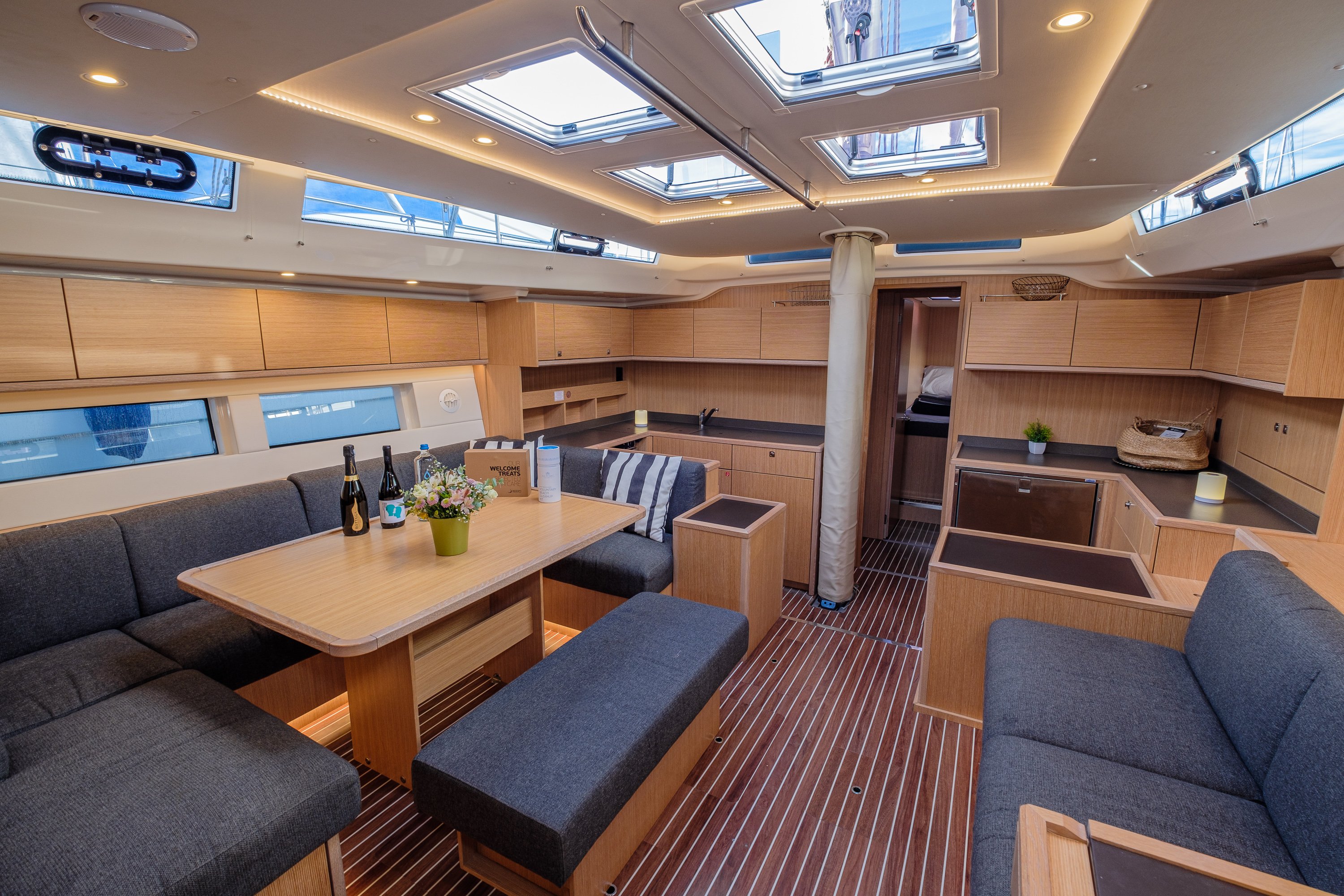 Ghost - Yelkenli içinde Anatoliki Attiki