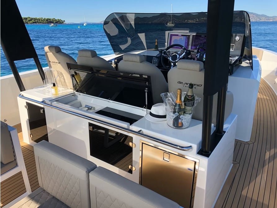 Bliss - Motor Yat içinde Anatoliki Attiki