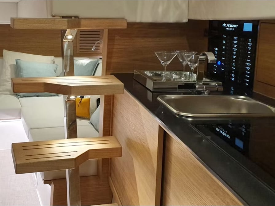 Bliss - Motor Yat içinde Anatoliki Attiki