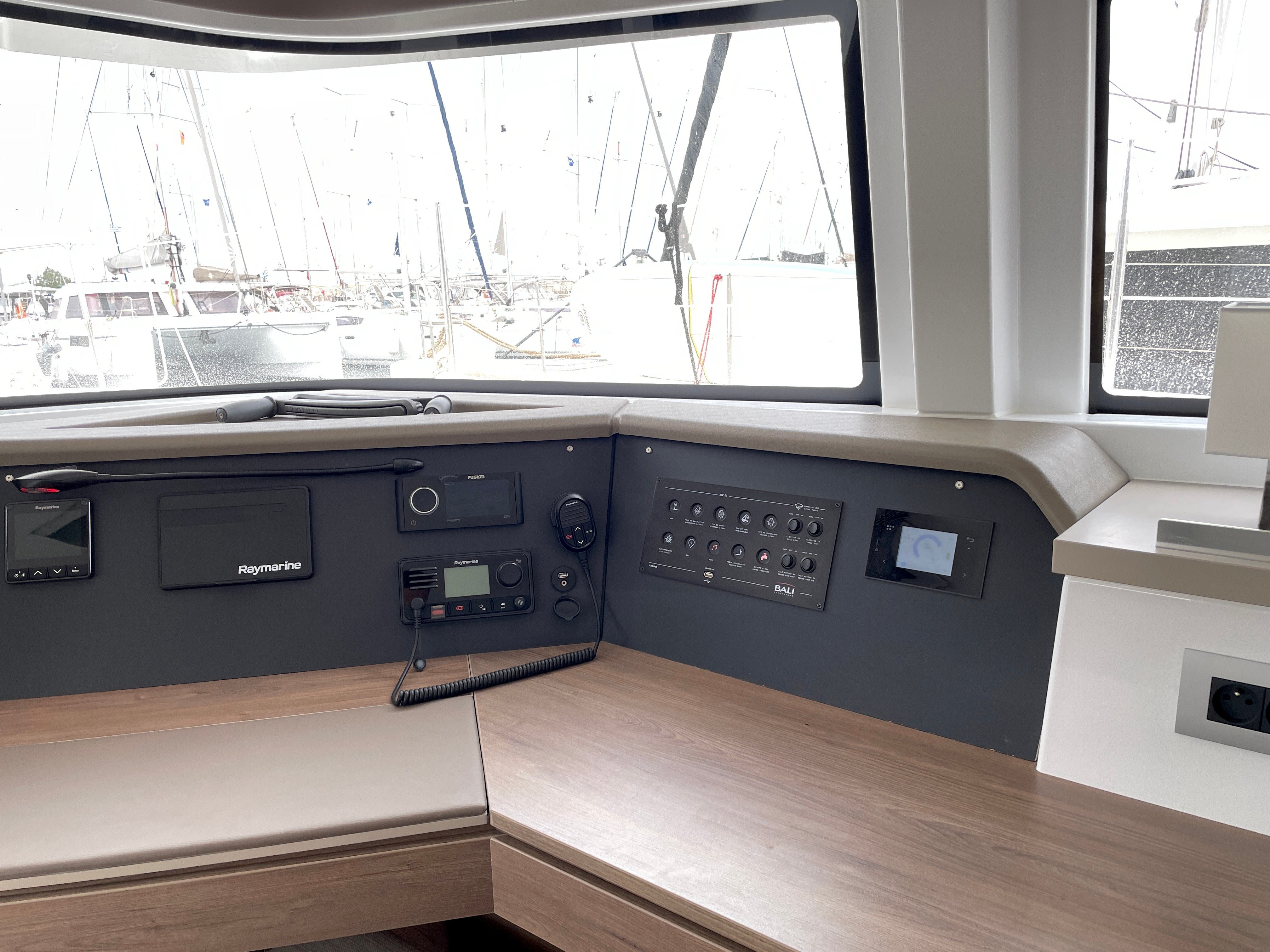 Poseidon - Katamaran içinde Alimos