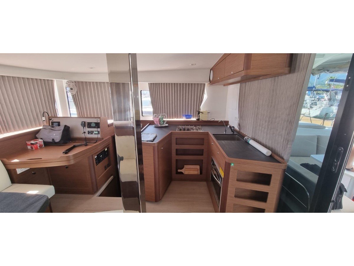 Gamma Leonis - Catamaran in Salerno