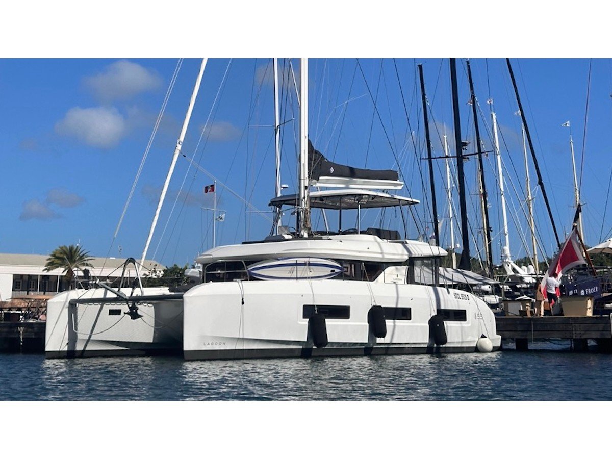 Maui- FIRST CLASS - Catamaran in Olbia