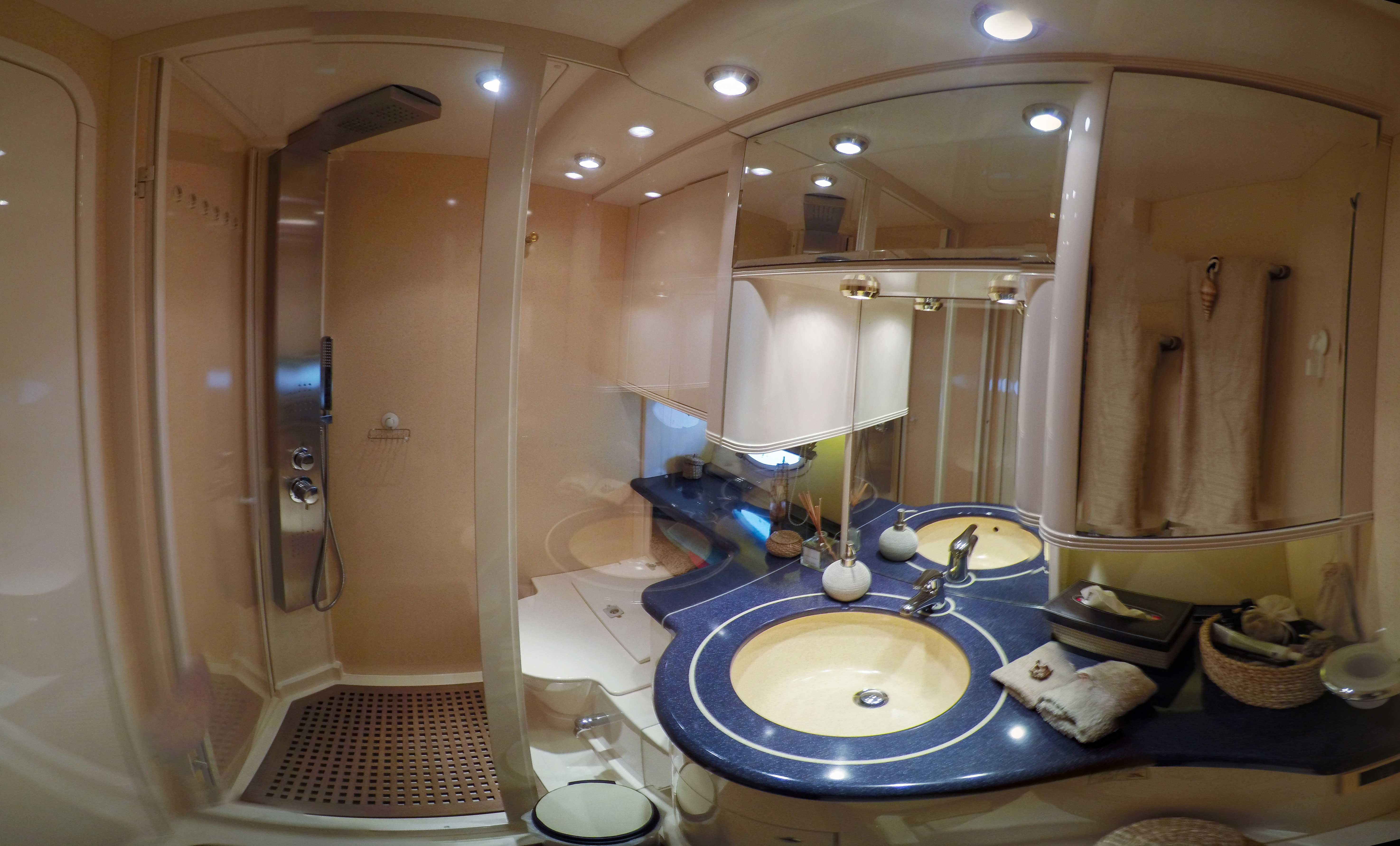 Premium + - Motor Yacht in Alimos