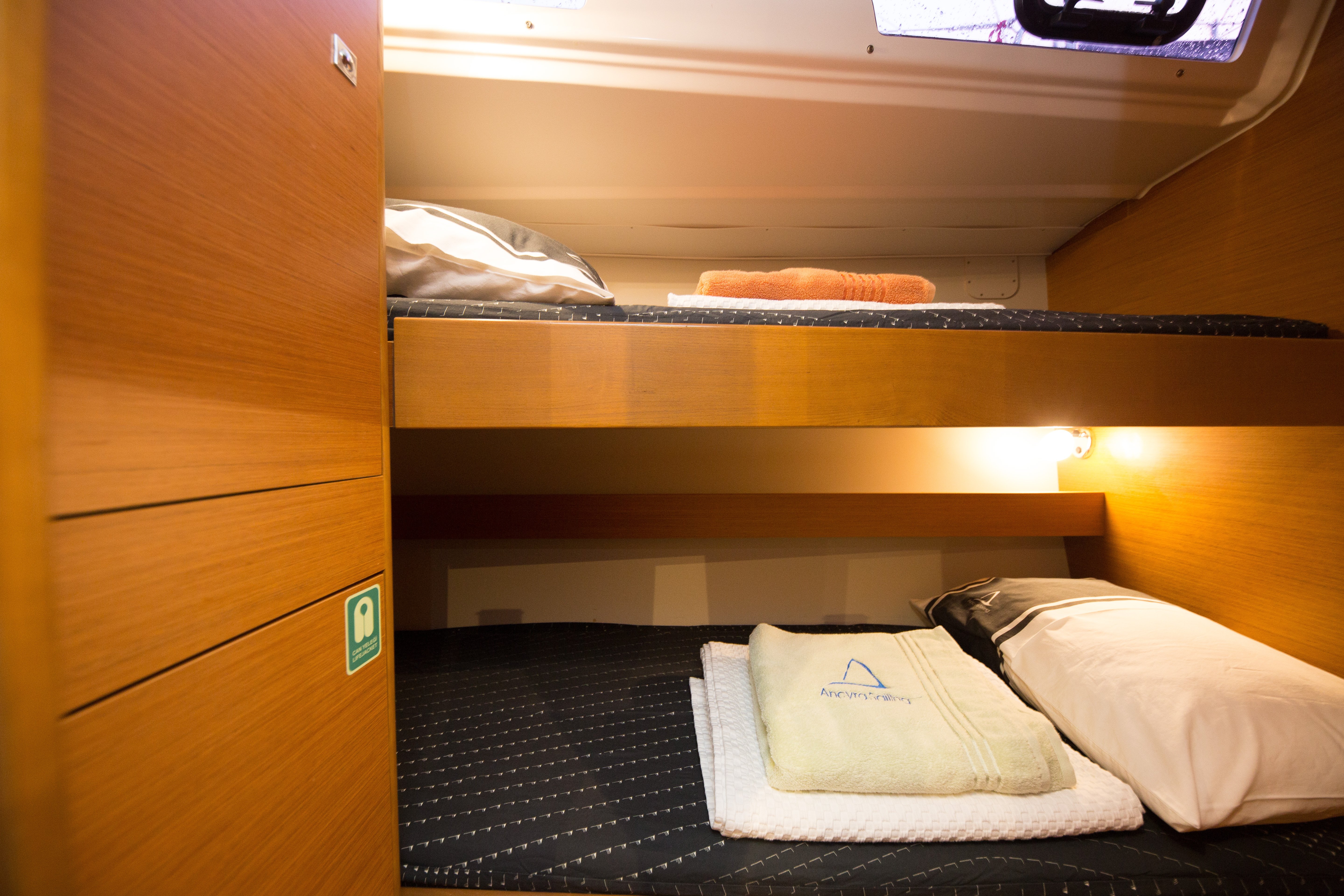 Tian - Yelkenli içinde Turgut