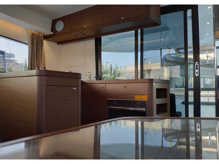 LAG IX - Katamaran içinde Alimos