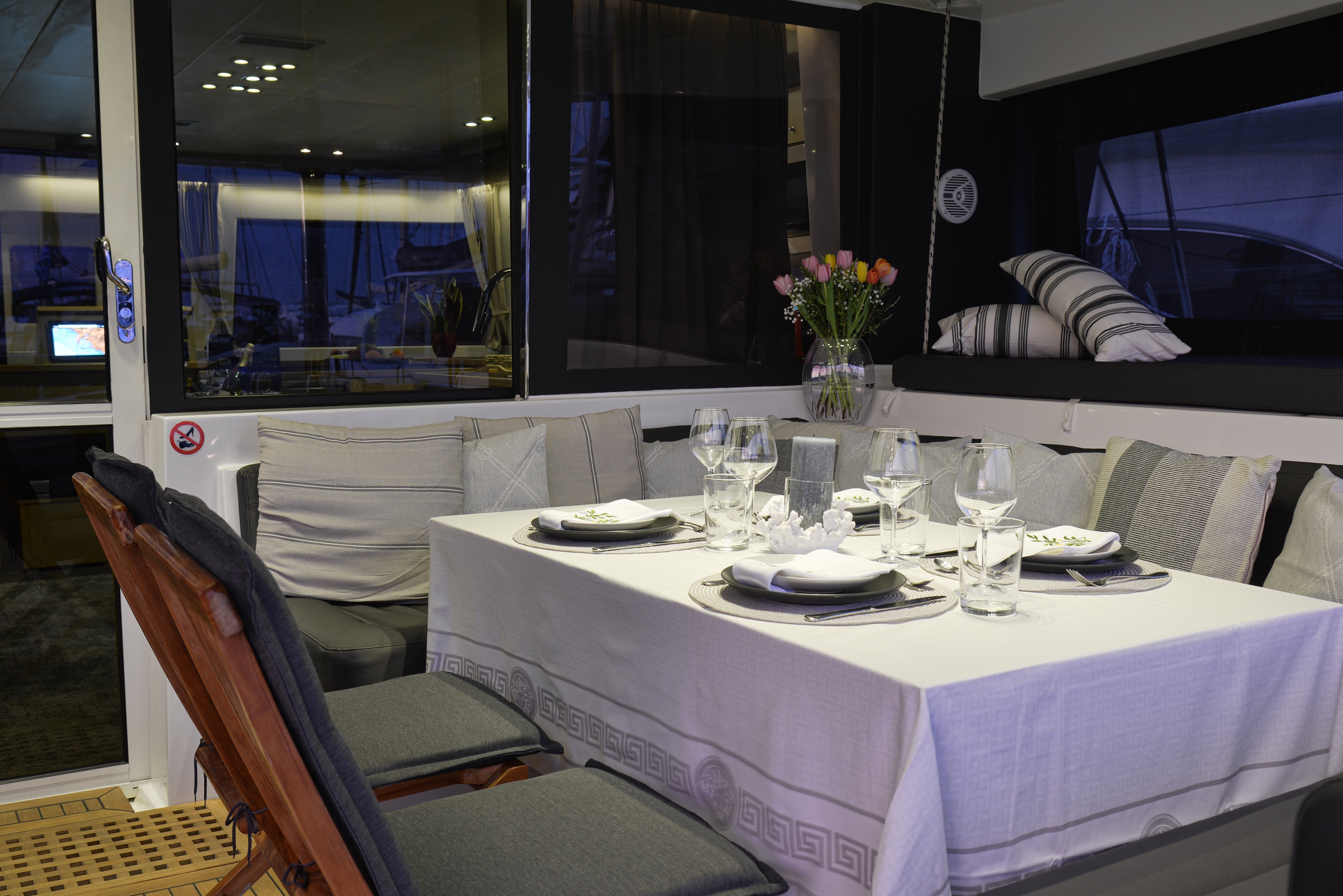 Avra - Katamaran içinde Alimos