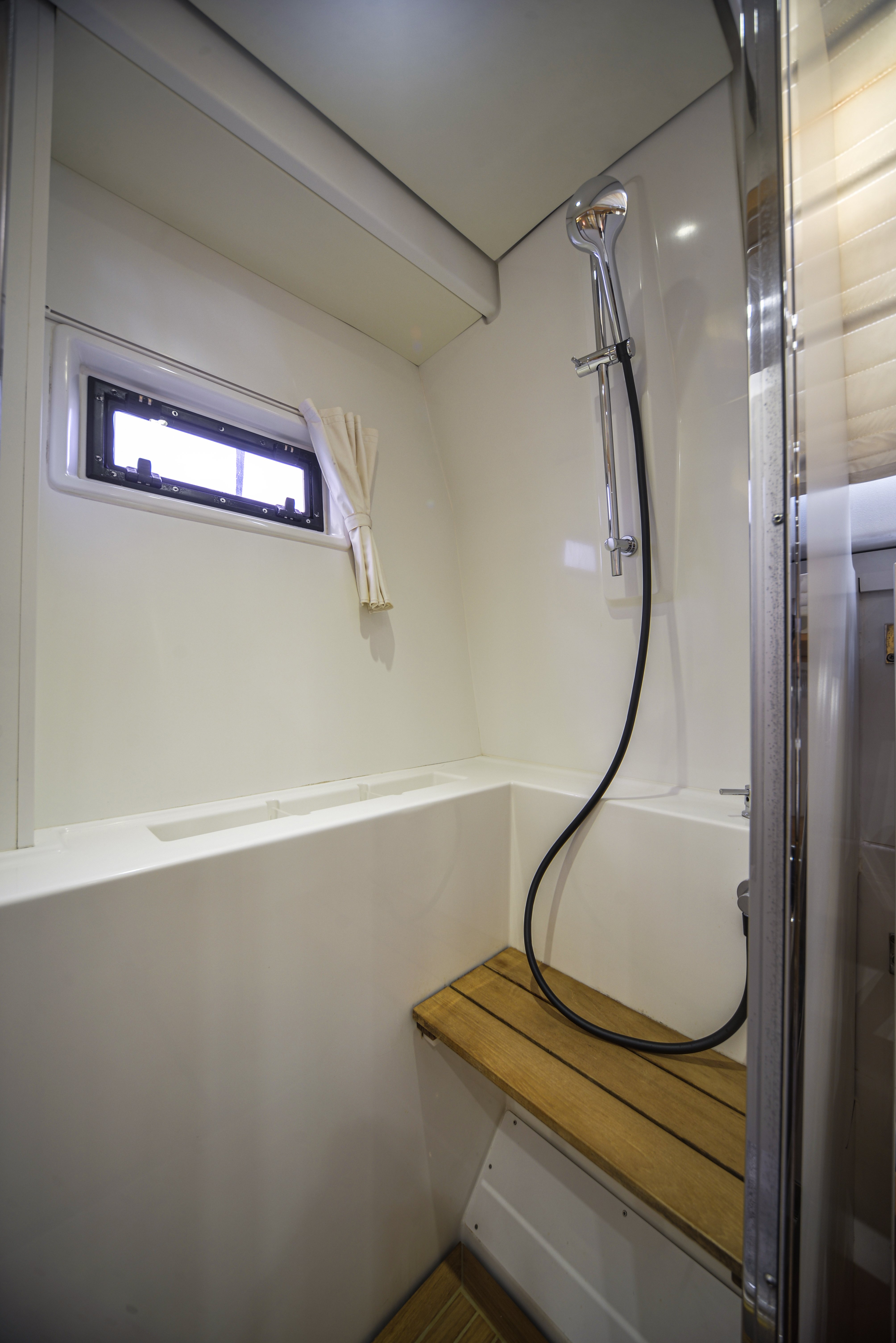 Avra - Katamaran içinde Alimos