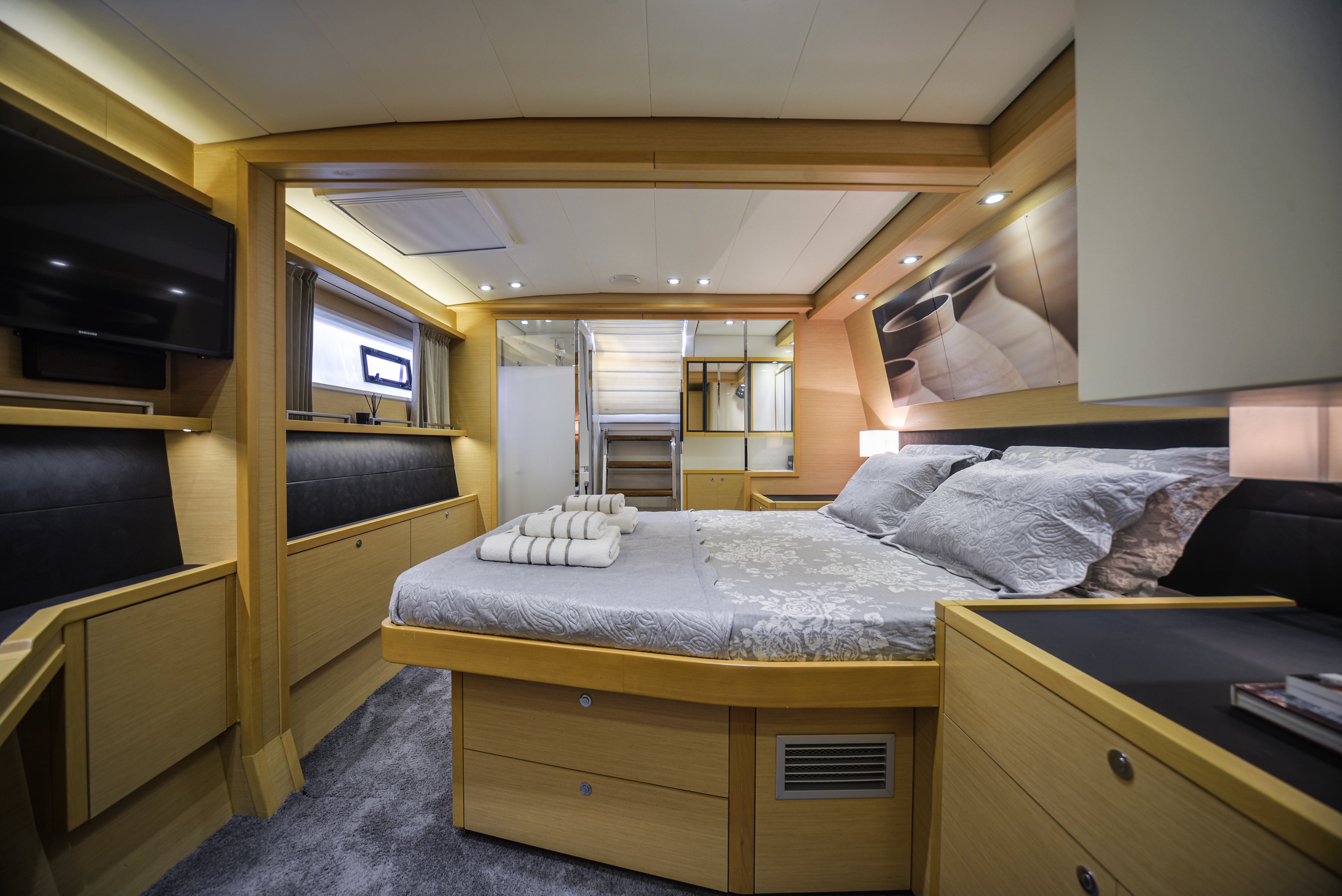 Avra - Katamaran içinde Alimos