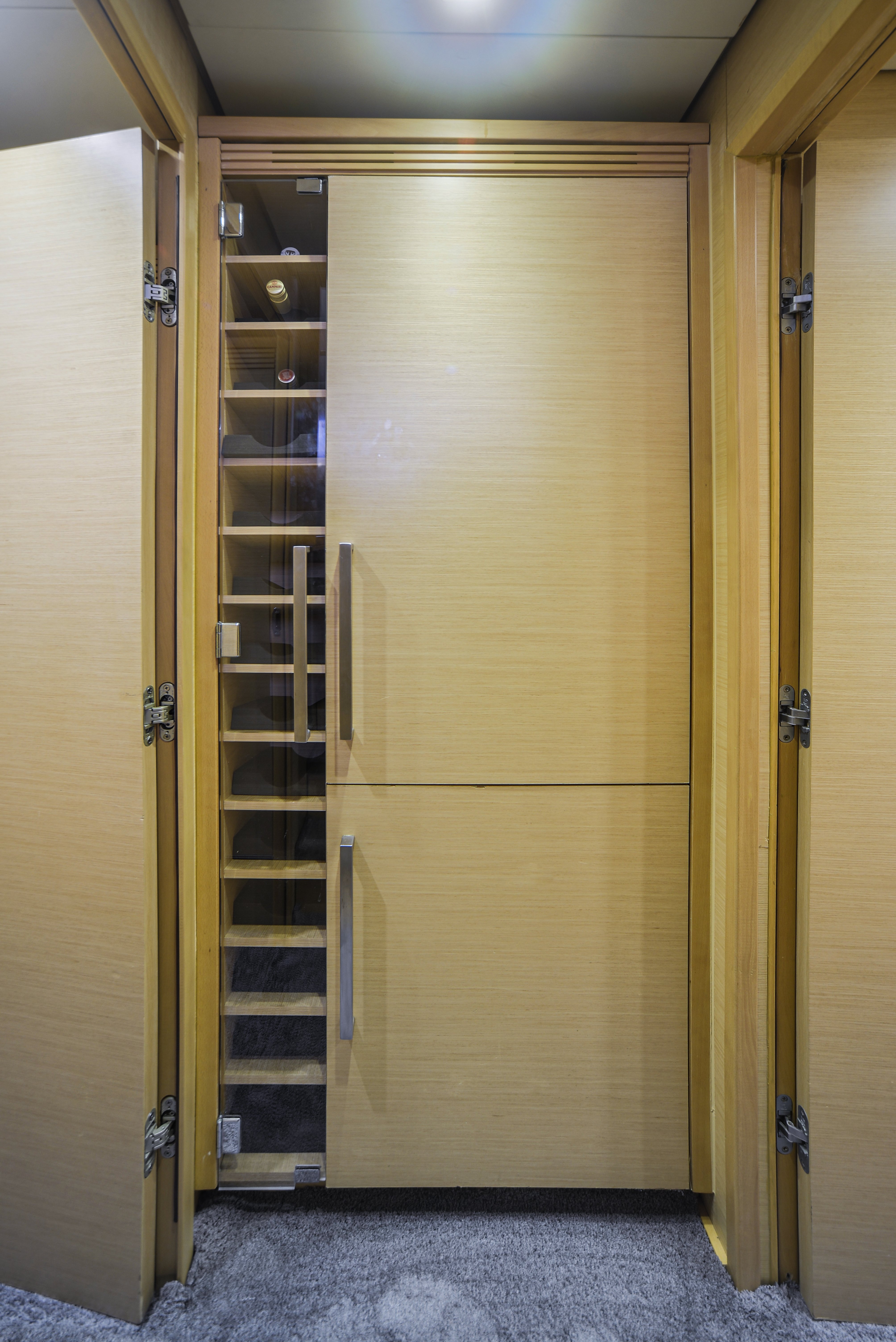 Avra - Katamaran içinde Alimos