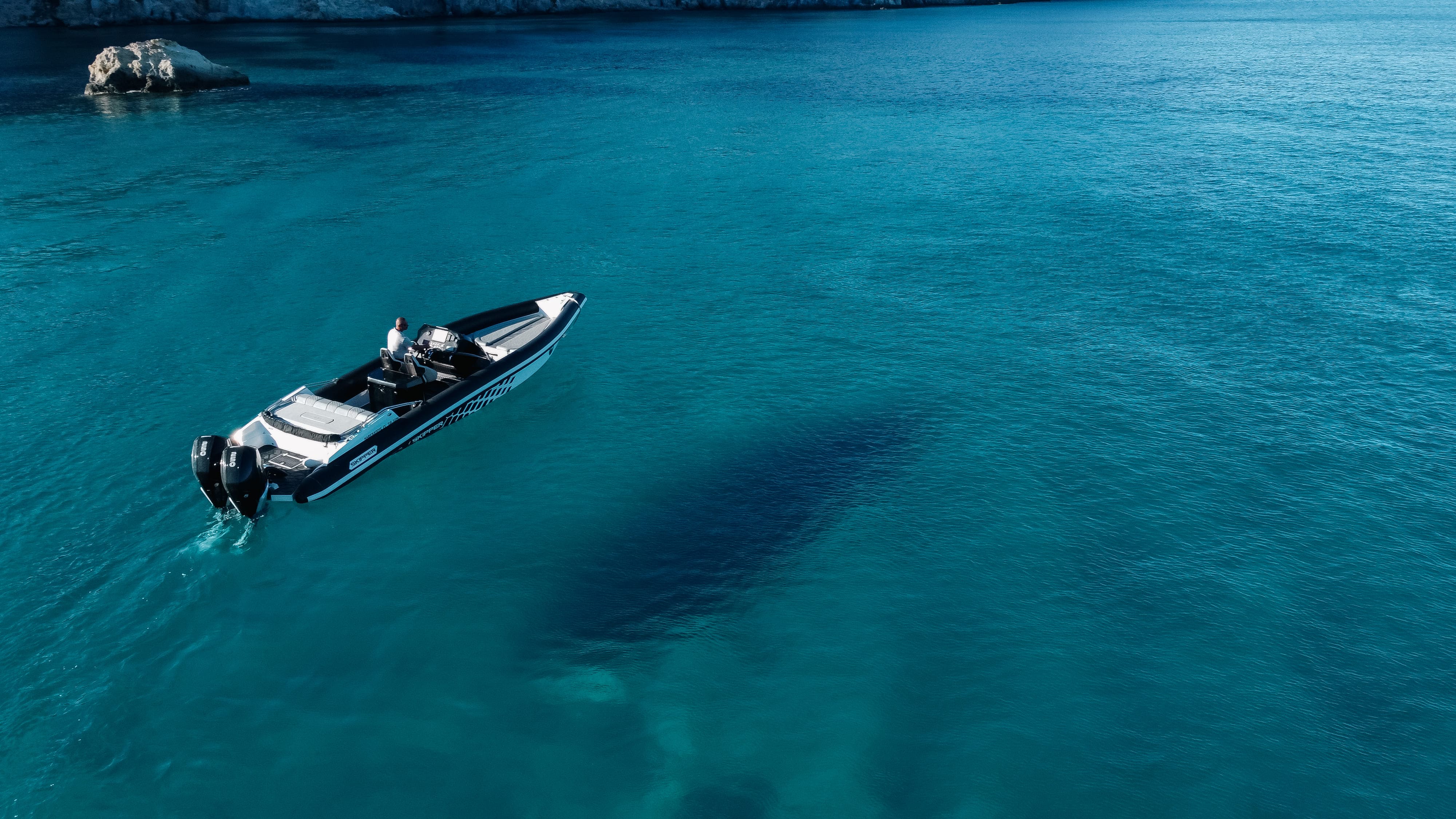 Navigatus IV - Motor Yacht in Adamantas