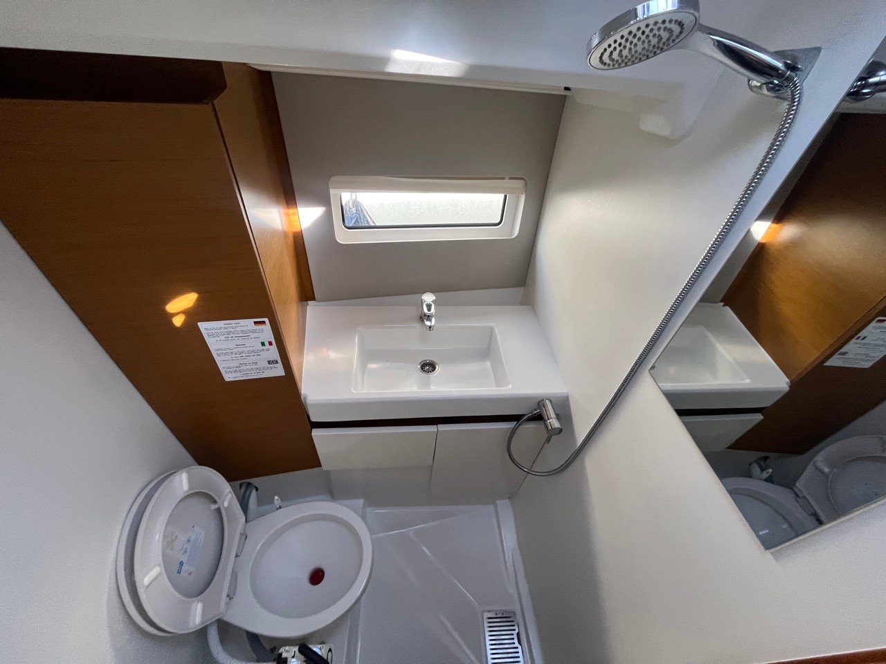 ATHINA - Yelkenli içinde Bibinje