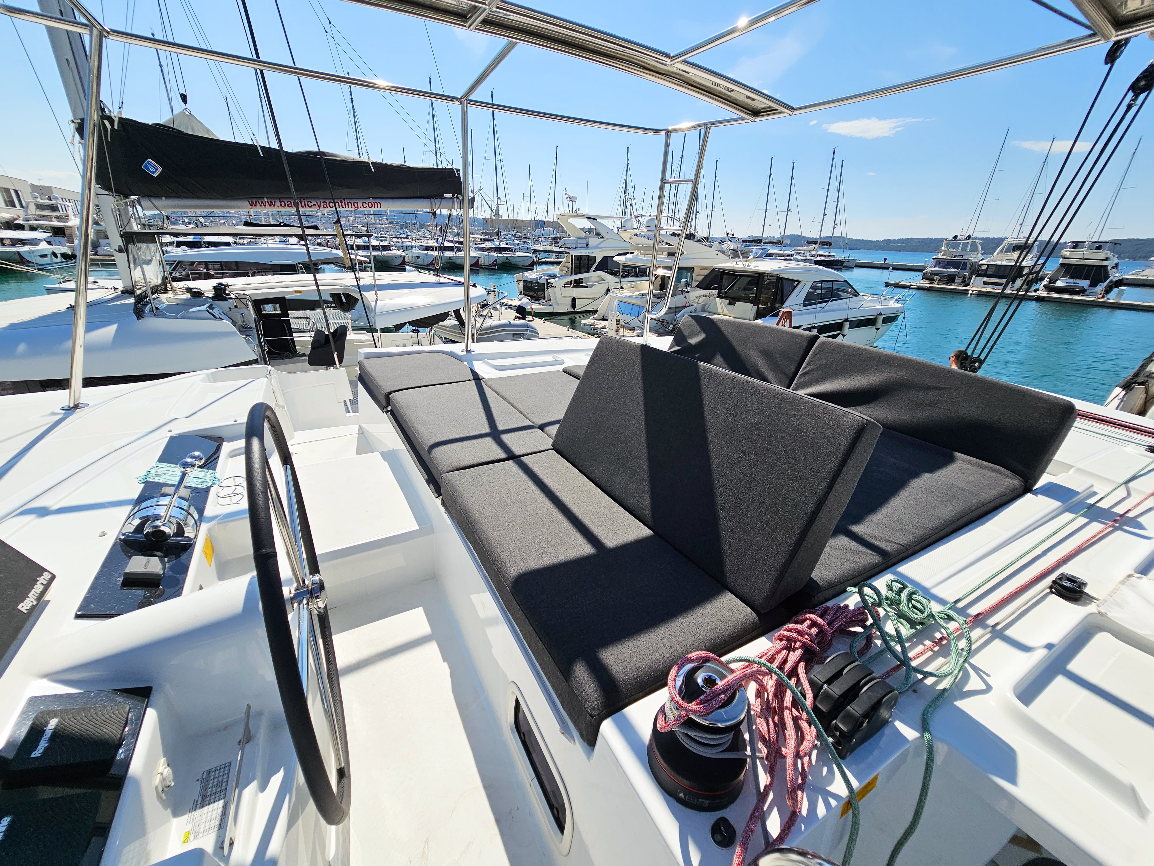 Galeb - Catamaran in Seget Donji